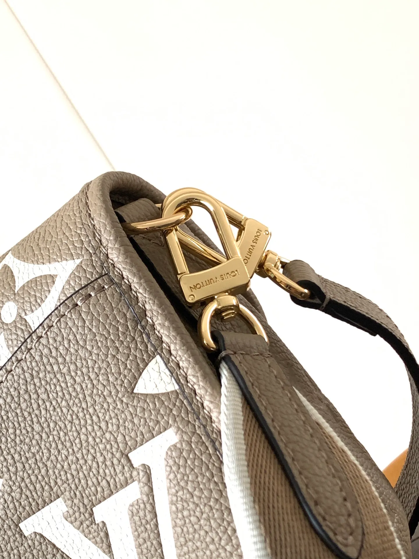 💰1100 (top layer leather) top original order transcoding chip custom first layer imported leather M47161 blue M46846 haze blue M46386 black M46388 off-white M46583 apricot silk screen This Diane handbag is based on Louis Vuitton's classic Monogram The Empreinte embossed leather has the brand logo woven into the detachable wide jacquard shoulder strap. In addition to the detachable leather shoulder strap, it adds a cross-body option, which can flexibly match the elegant style or the dynamic style. Dimensions: 23 × 16 × 8.5 cm