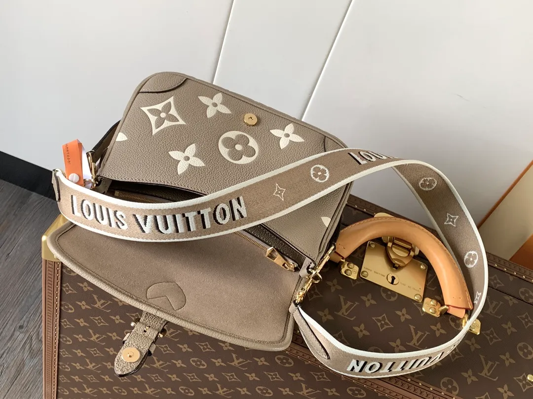 💰1100 (top layer leather) top original order transcoding chip custom first layer imported leather M47161 blue M46846 haze blue M46386 black M46388 off-white M46583 apricot silk screen This Diane handbag is based on Louis Vuitton's classic Monogram The Empreinte embossed leather has the brand logo woven into the detachable wide jacquard shoulder strap. In addition to the detachable leather shoulder strap, it adds a cross-body option, which can flexibly match the elegant style or the dynamic style. Dimensions: 23 × 16 × 8.5 cm