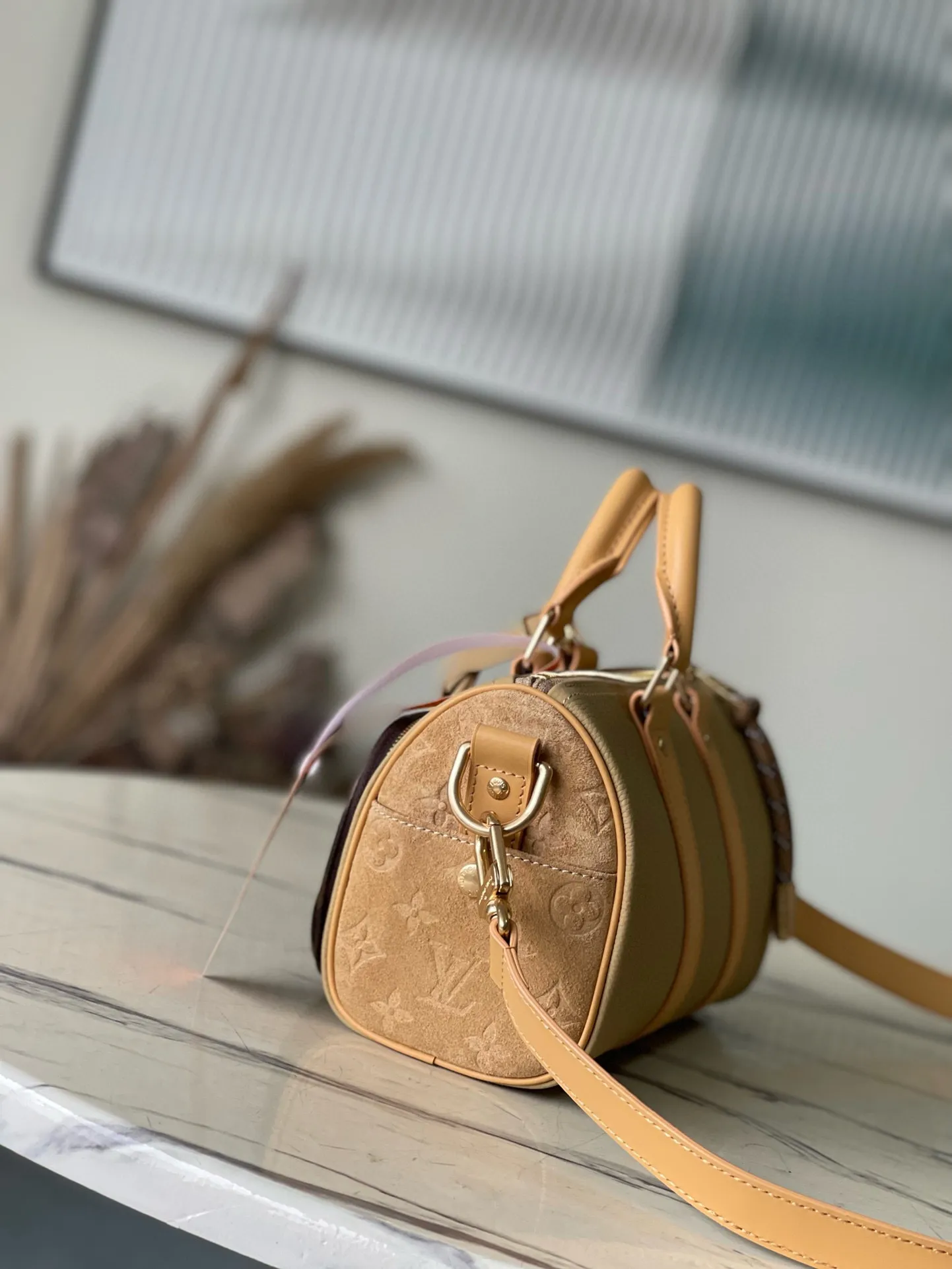 💰1080 Top Original Order M12627 This Keepal Bandouliere25 handbag is made of grain leather with suede details and distressed metal parts. The Monogram canvas outer bag is opened with a cord zipper puller, making it easy to access and place your belongings. Removable and adjustable leather shoulder strap provides comfortable shoulder carrying experience. Dimensions: 25 × 15 × 11 cm