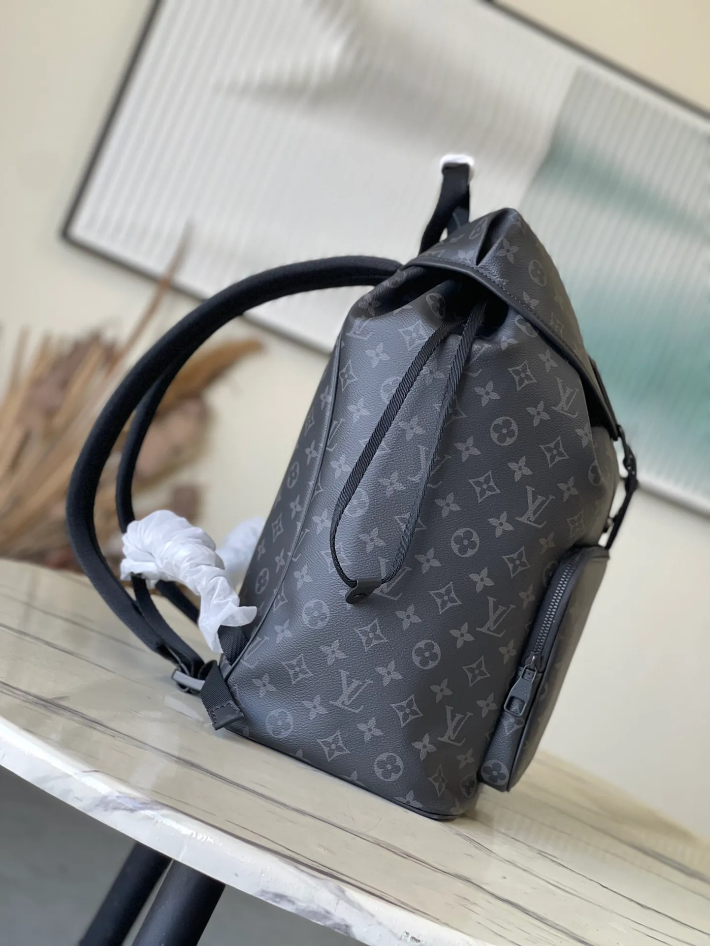 💰1060 Top original order M46683 Black Flower This Montsouris backpack is made of Monogram Eclipse canvas with cow leather trim. The drawstring and magnetic buckle strap ensure secure storage. The large zippered front pocket makes it easy to take everything you need on the go, and the adjustable shoulder strap provides a comfortable carrying experience. Dimensions: 32 × 40 × 19 cm