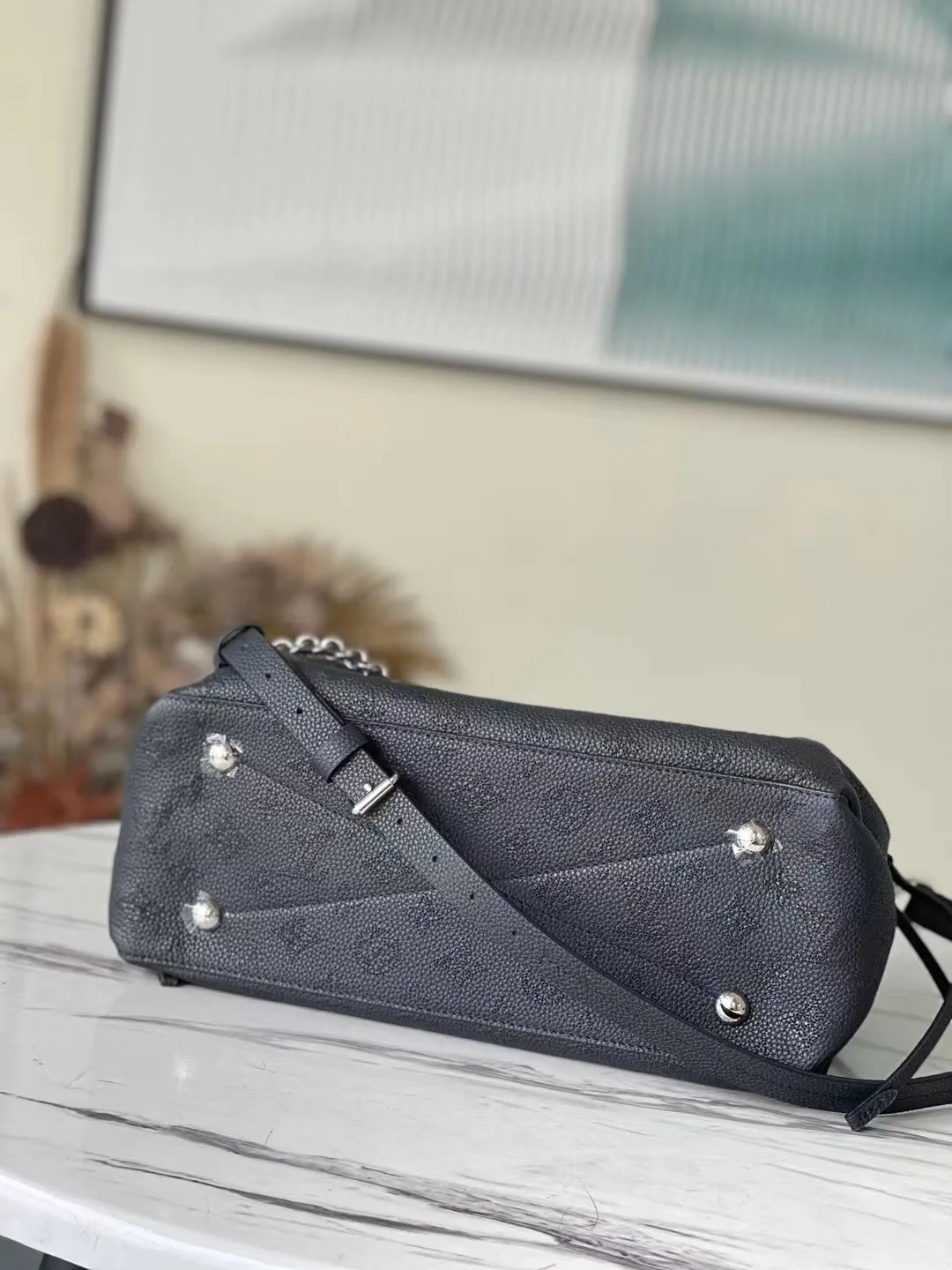 💰1180 (top-grain leather) Top-quality original M59200 black Bella Tote handbag is made of soft engraved and perforated cow leather, showing gentle pleats and drape effects, embellished with jewelry-like chains. The generous structure has a neat inner layer to meet daily travel needs, and can inject a modern charm into casual wear. Dimensions: 32 x 23 x 13 cm