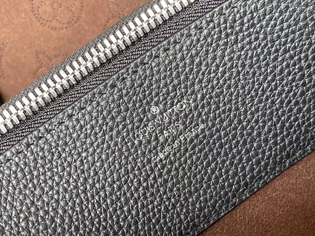 💰1180 (top-grain leather) Top-quality original M59200 black Bella Tote handbag is made of soft engraved and perforated cow leather, showing gentle pleats and drape effects, embellished with jewelry-like chains. The generous structure has a neat inner layer to meet daily travel needs, and can inject a modern charm into casual wear. Dimensions: 32 x 23 x 13 cm