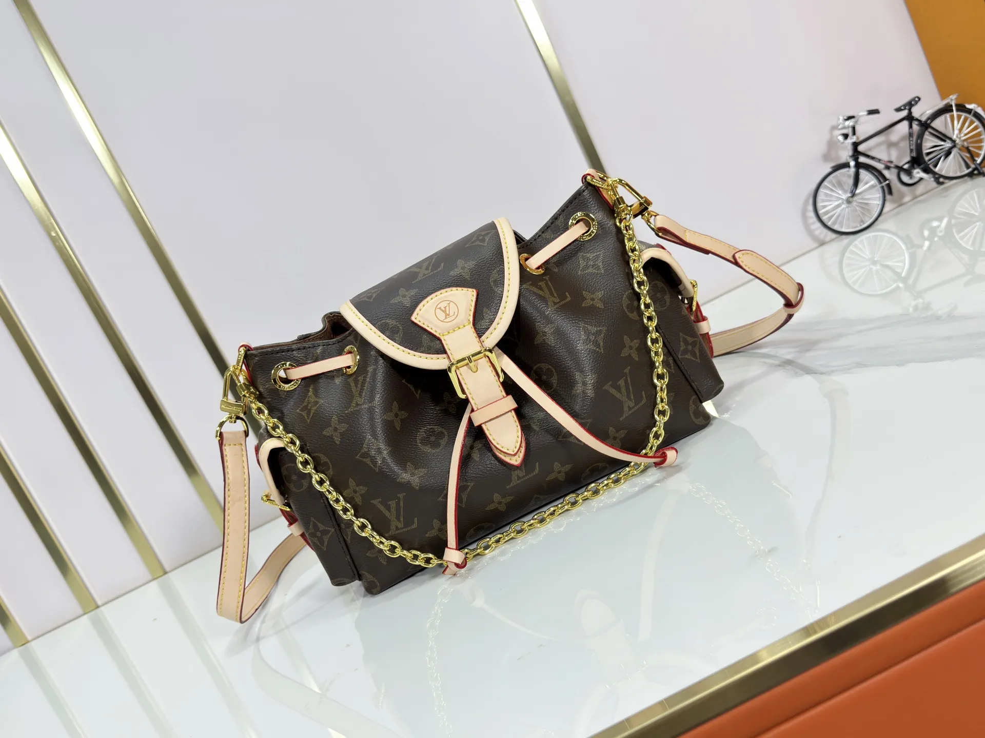 P280 Upgraded original M25085 This Odysée handbag is from the 2025 early autumn series, paying tribute to the brand heritage with a stylish everyday design. Dazzling buckles and detachable chains accentuate the Monogram canvas body, and the side pockets provide easy access to keys, lipstick and other small items. Dimensions: 27.0 x 17.0 x 12.0 cm (length x height x width)