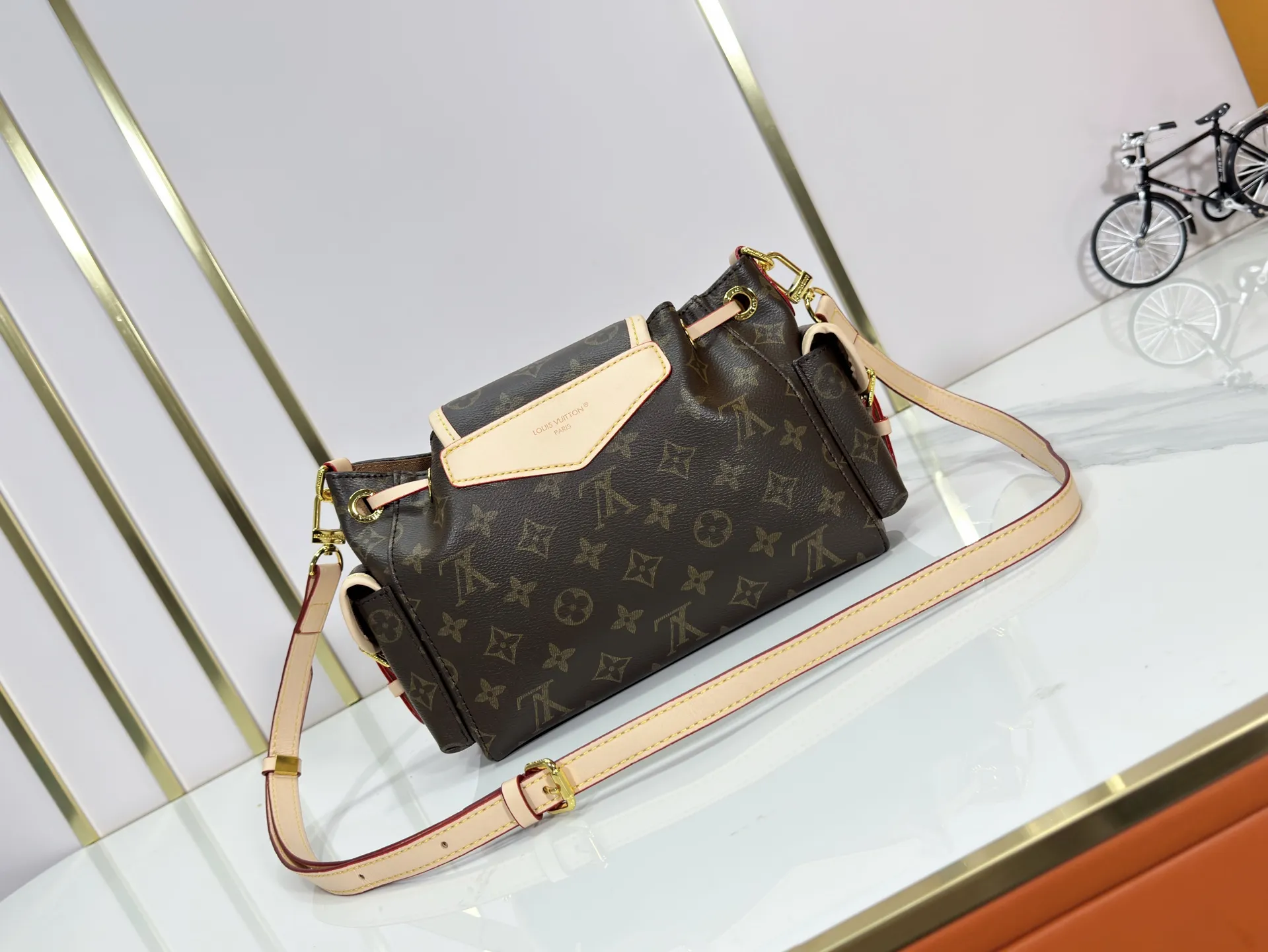 P280 Upgraded original M25085 This Odysée handbag is from the 2025 early autumn series, paying tribute to the brand heritage with a stylish everyday design. Dazzling buckles and detachable chains accentuate the Monogram canvas body, and the side pockets provide easy access to keys, lipstick and other small items. Dimensions: 27.0 x 17.0 x 12.0 cm (length x height x width)