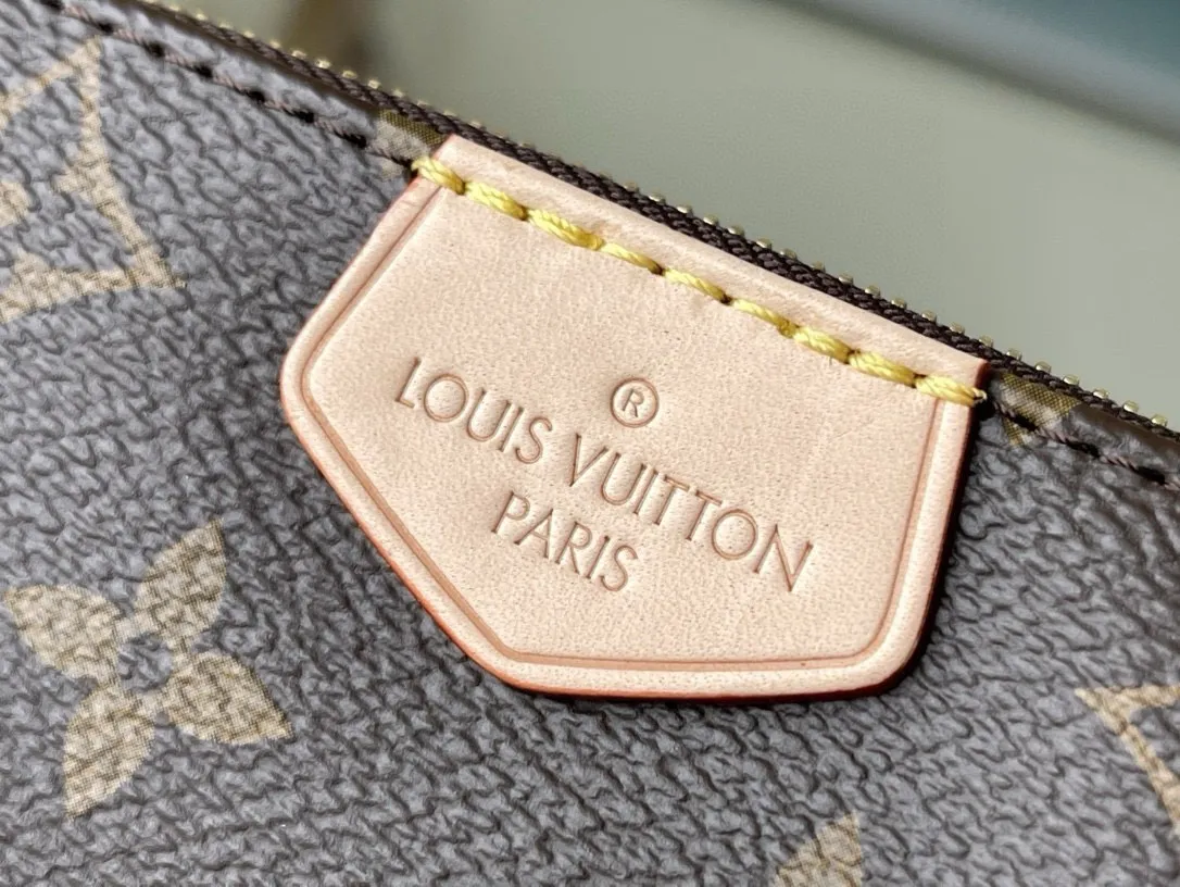 💰560 Top Original M44840 Pink Multi Pochette Accessoires handbag combines Pochette Accessoires clutch, Mini Pochette Accessoires clutch and round coin purse. It is made of Monogram canvas to create a clever design of multiple pockets and compartments, and is decorated with mini Monogram patterns on both sides. The removable chain and adjustable jacquard shoulder strap allow for a variety of carrying options. Dimensions: 24 x 13.5 x 4 cm