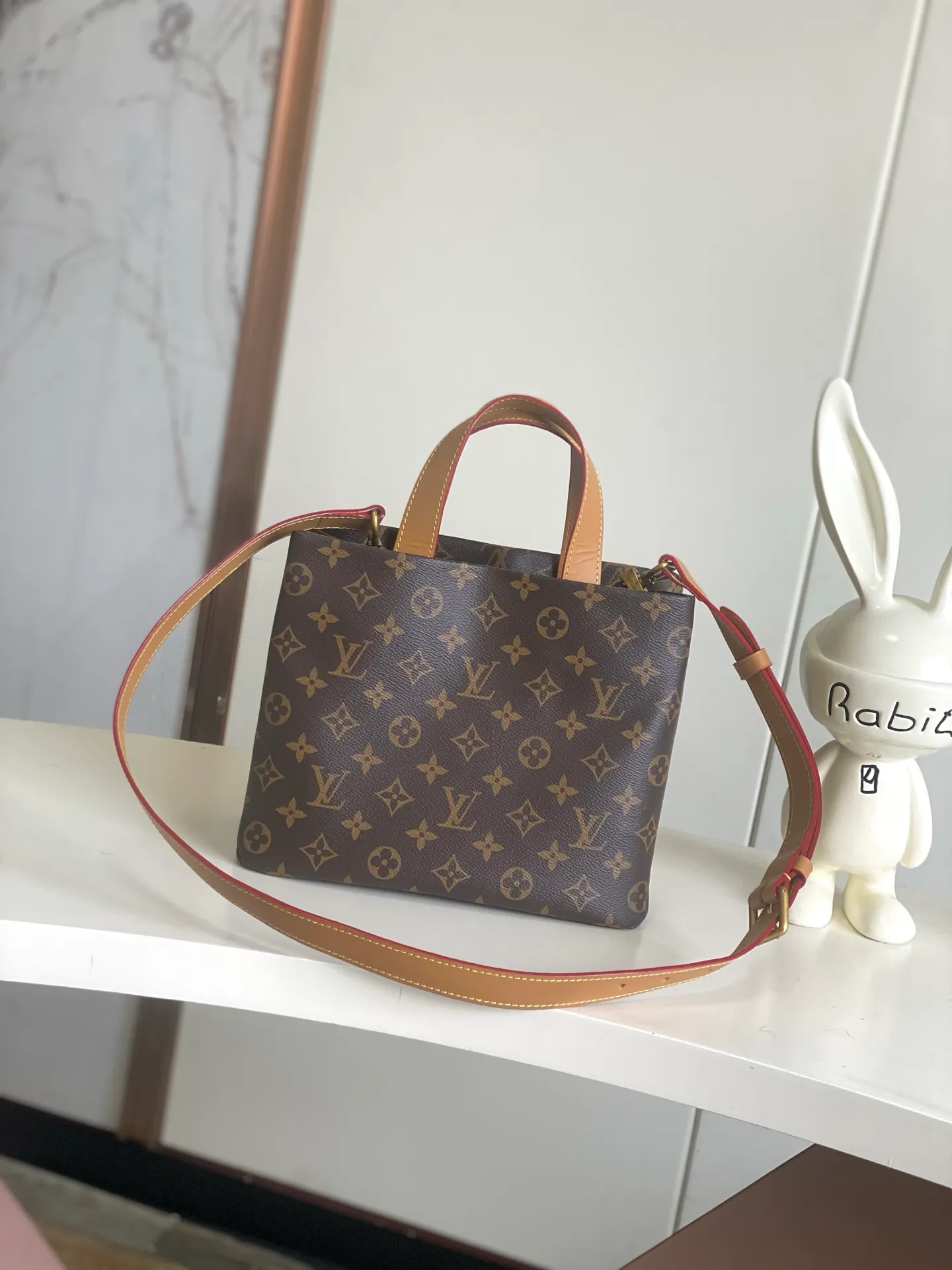 💰980 (first layer of leather) top original single 163 chip M15237 brown M15239, 26193 PHARREL and NIGO collection's joint series top original single This Shopper medium handbag draws inspiration from Louis Vuitton shopping bags, with the words Louis Vuitton and Maison Fondée En 1854 written on soft cow leather, with a top handle and a detachable shoulder strap. 25x19x11 • Cow leather • Cow leather trim • Textile lining • Metal hardware • Musketon closure • Main compartment • Zip pocket • Double patch pockets • Handles: Double handle