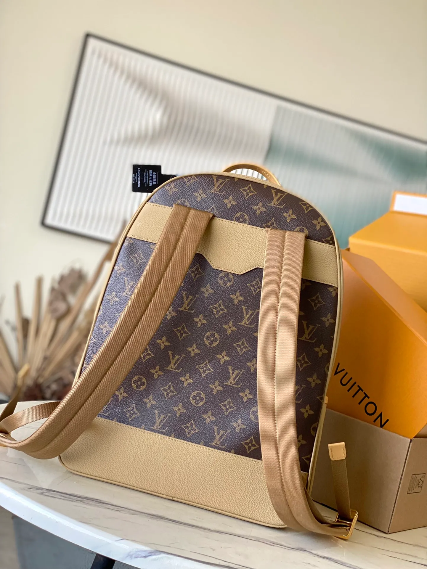 💰1320 The top original single M12624 is made of suede embossed grain leather and Monogram canvas, showing an eclectic mix of elegant style and sporty style. A sleek zipper opens the spacious main compartment, zippered front pockets and side pockets highlight functionality, and corded zipper pulls add a modern touch. Dimensions: 44 x 19 x 31 cm