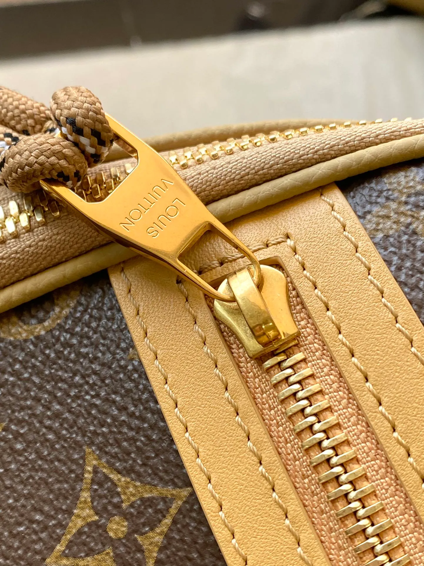 💰1320 The top original single M12624 is made of suede embossed grain leather and Monogram canvas, showing an eclectic mix of elegant style and sporty style. A sleek zipper opens the spacious main compartment, zippered front pockets and side pockets highlight functionality, and corded zipper pulls add a modern touch. Dimensions: 44 x 19 x 31 cm