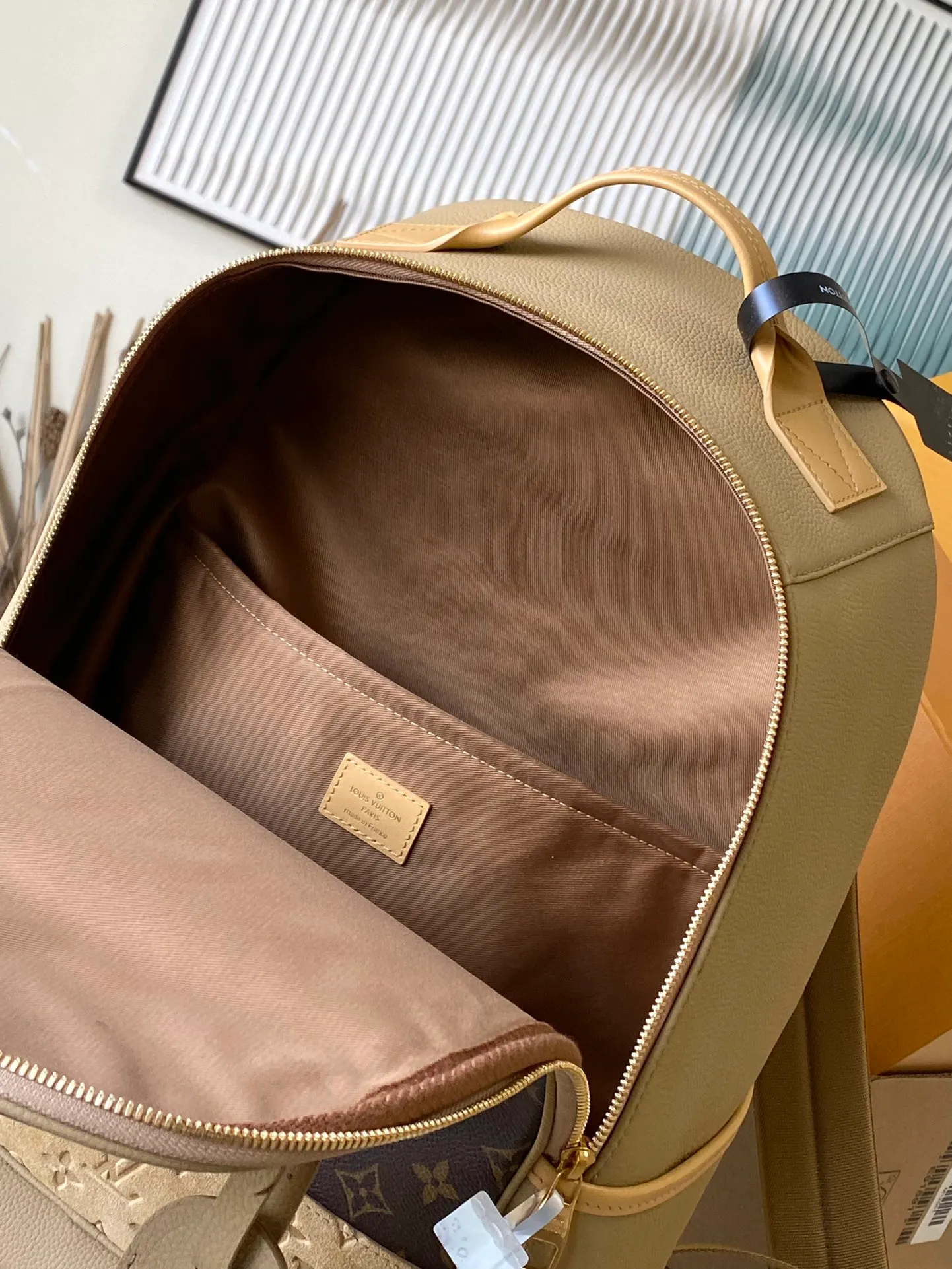 💰1320 The top original single M12624 is made of suede embossed grain leather and Monogram canvas, showing an eclectic mix of elegant style and sporty style. A sleek zipper opens the spacious main compartment, zippered front pockets and side pockets highlight functionality, and corded zipper pulls add a modern touch. Dimensions: 44 x 19 x 31 cm
