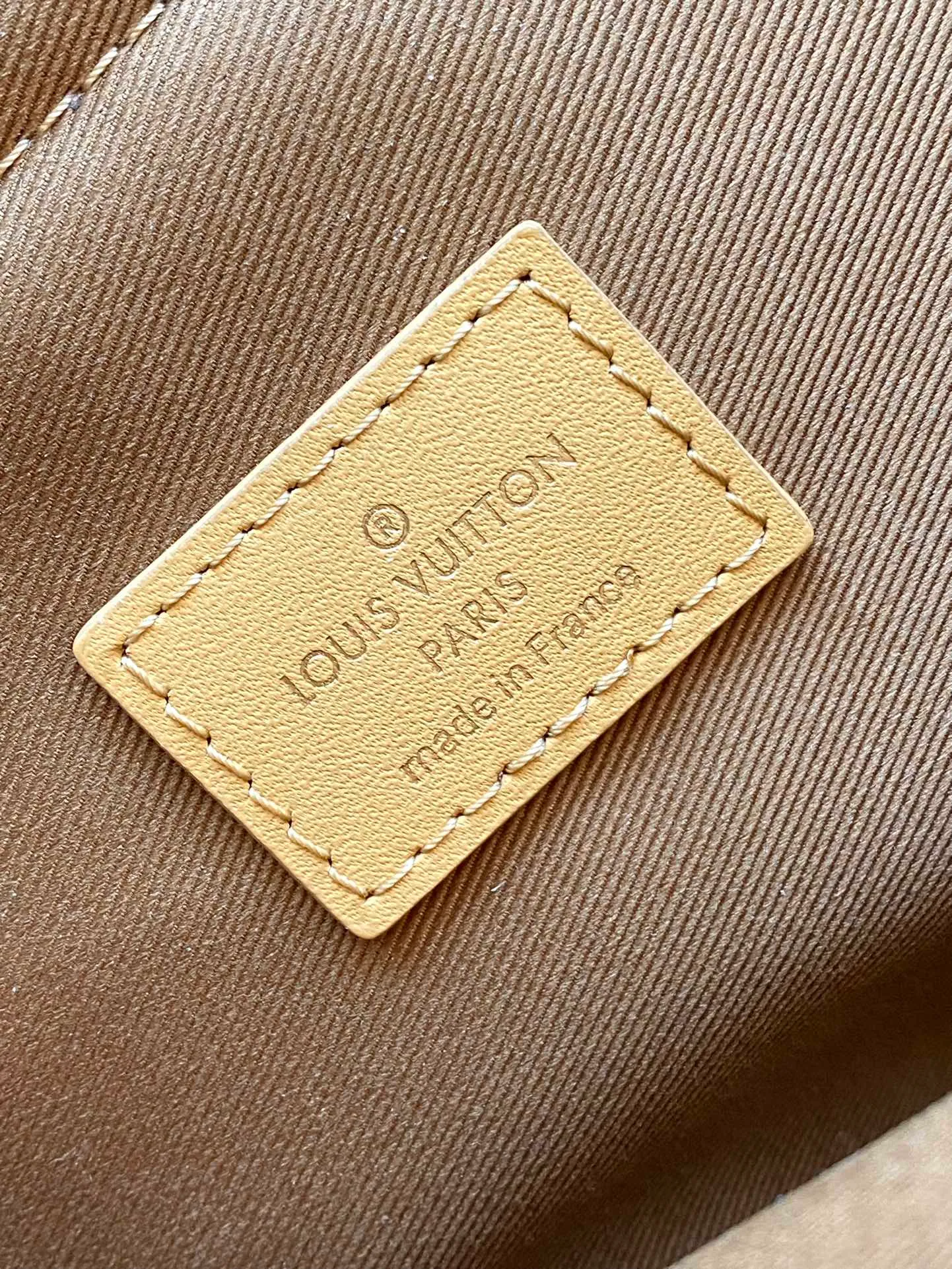 💰1320 The top original single M12624 is made of suede embossed grain leather and Monogram canvas, showing an eclectic mix of elegant style and sporty style. A sleek zipper opens the spacious main compartment, zippered front pockets and side pockets highlight functionality, and corded zipper pulls add a modern touch. Dimensions: 44 x 19 x 31 cm