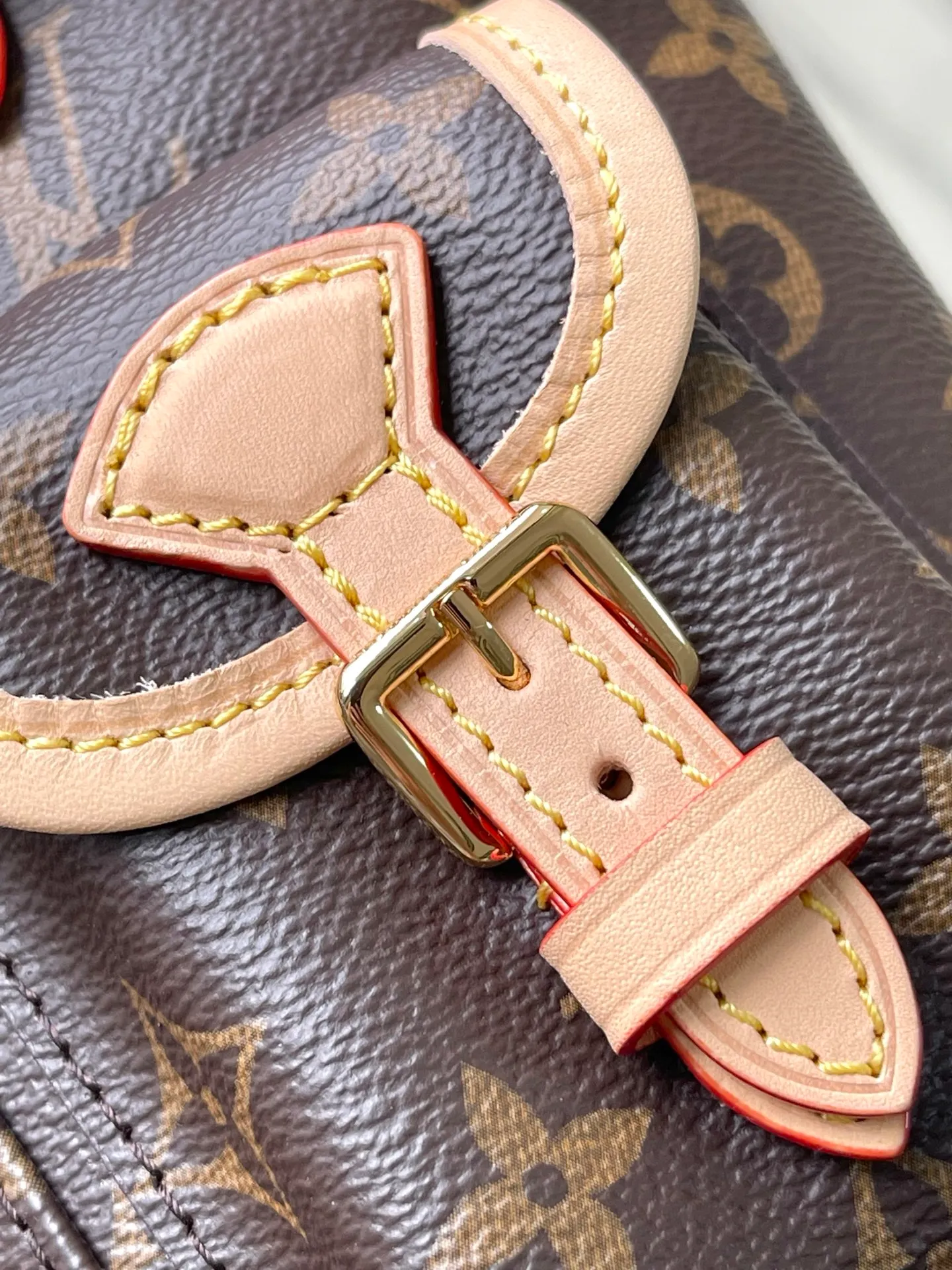 💰880 Top original order M25085 Odysee handbag is from the 2025 early autumn series, paying tribute to the brand heritage with stylish daily design. The dazzling buckle and detachable chain accentuate the Monogram canvas body, and the side pockets are convenient for accessing keys, lipstick and other small items. Dimensions: 27 × 17 × 12 cm