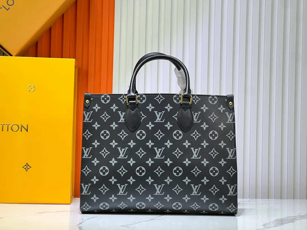 Batch 280💰Upgraded original M12465 M12775 M45607 MM45595 M46531 M45495 This Monogram Ink series OnTheGo medium handbag has a matte texture of smooth cow leather, and the rivet tabs on the corners pay tribute to the brand's classic hard box design. The neat interior has a large zipper pocket for storing banknotes and receipts. Dimensions: 35.0 x 27.0 x 14.0 cm (length x height x width)