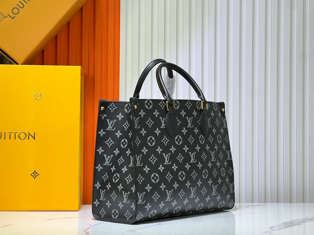 Batch 280💰Upgraded original M12465 M12775 M45607 MM45595 M46531 M45495 This Monogram Ink series OnTheGo medium handbag has a matte texture of smooth cow leather, and the rivet tabs on the corners pay tribute to the brand's classic hard box design. The neat interior has a large zipper pocket for storing banknotes and receipts. Dimensions: 35.0 x 27.0 x 14.0 cm (length x height x width)