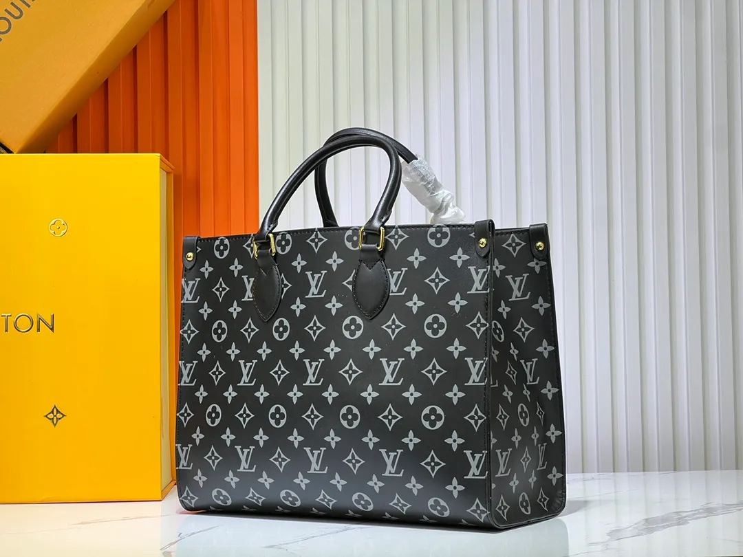 Batch 280💰Upgraded original M12465 M12775 M45607 MM45595 M46531 M45495 This Monogram Ink series OnTheGo medium handbag has a matte texture of smooth cow leather, and the rivet tabs on the corners pay tribute to the brand's classic hard box design. The neat interior has a large zipper pocket for storing banknotes and receipts. Dimensions: 35.0 x 27.0 x 14.0 cm (length x height x width)