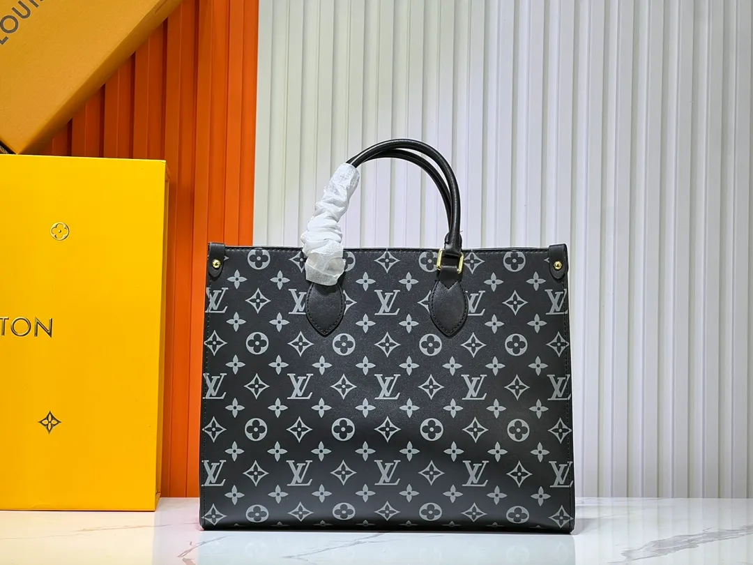 Batch 280💰Upgraded original M12465 M12775 M45607 MM45595 M46531 M45495 This Monogram Ink series OnTheGo medium handbag has a matte texture of smooth cow leather, and the rivet tabs on the corners pay tribute to the brand's classic hard box design. The neat interior has a large zipper pocket for storing banknotes and receipts. Dimensions: 35.0 x 27.0 x 14.0 cm (length x height x width)