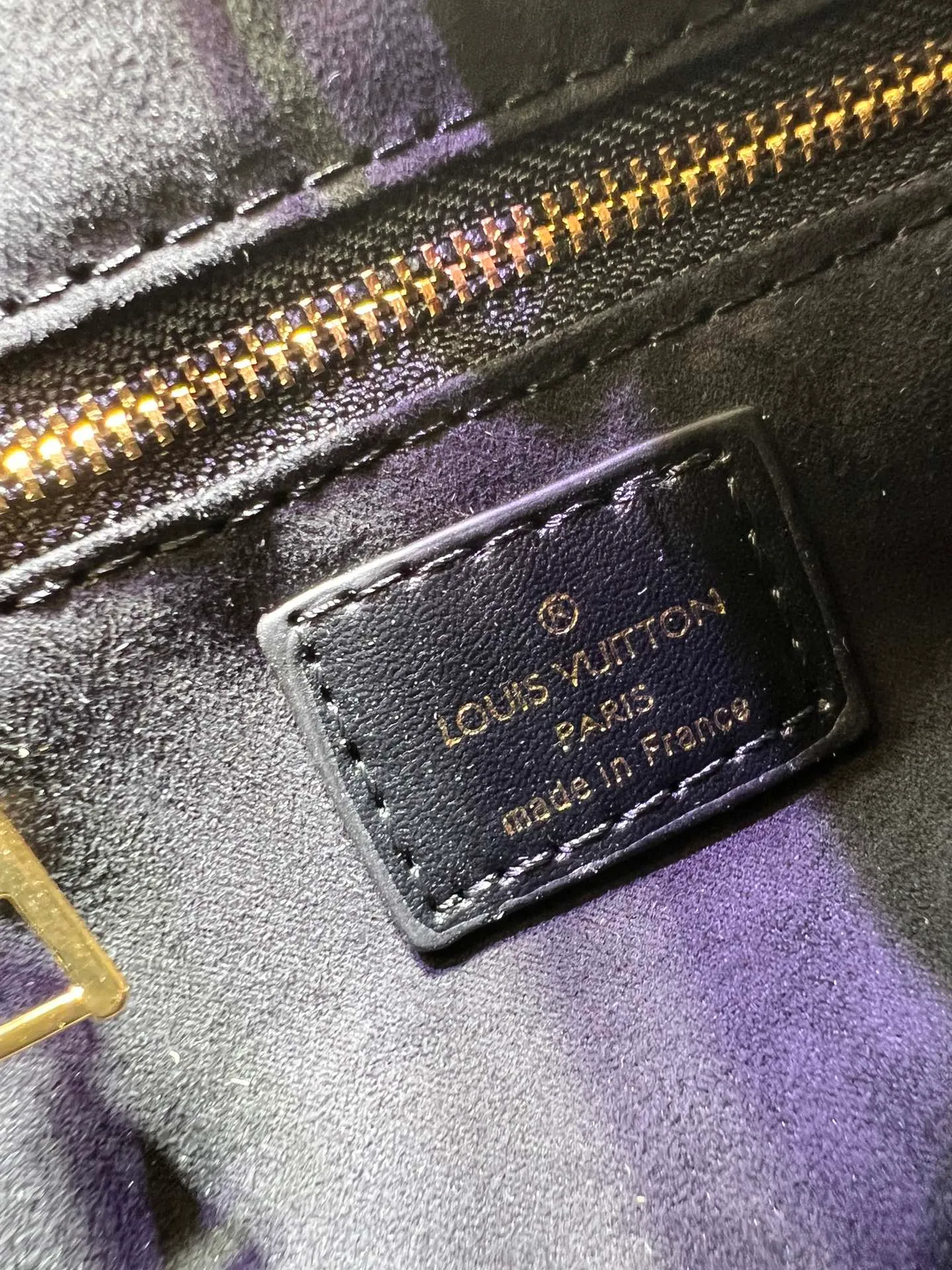 Batch 280💰Upgraded original M12465 M12775 M45607 MM45595 M46531 M45495 This Monogram Ink series OnTheGo medium handbag has a matte texture of smooth cow leather, and the rivet tabs on the corners pay tribute to the brand's classic hard box design. The neat interior has a large zipper pocket for storing banknotes and receipts. Dimensions: 35.0 x 27.0 x 14.0 cm (length x height x width)