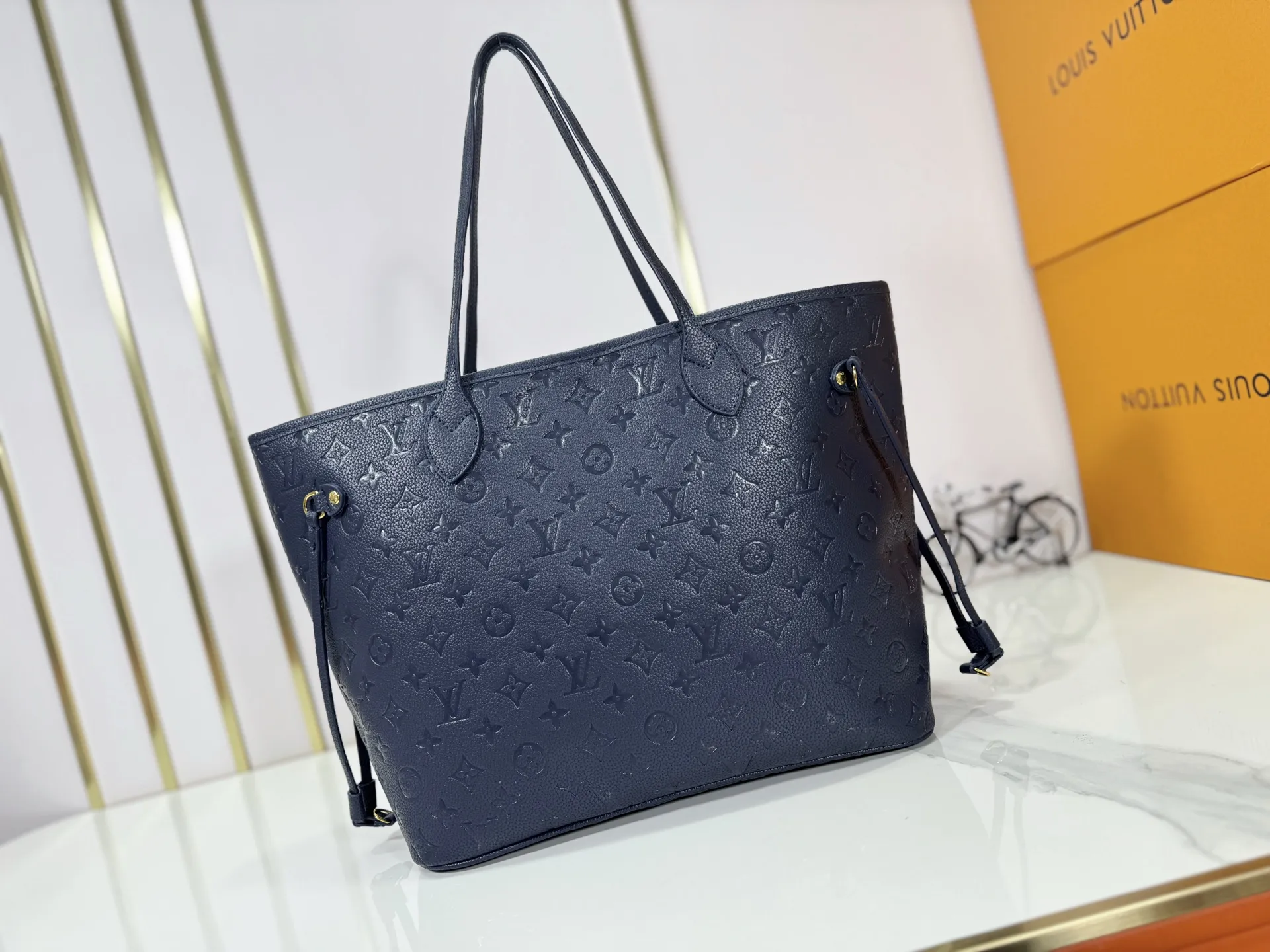 P220 Upgraded original M45686 M58907 M46329 M21579 M45685 M46676 M40995 This Neverfull medium handbag uses embossing and printing processes to depict the Monogram pattern on the cow leather. Tighten the side straps and the tote instantly transforms into an elegant urban handbag; the long handle makes it easy to carry over the shoulder or elbow. 31.0 x 28.0 x 14.0 cm (L x H x W) • Monogram Empreinte embossed cowhide leather • Grained cowhide leather trim • Microfiber lining • Metal hardware • Hook-and-loop fastening • Removable zipped interior pocket • Side straps • Handles: Double handle