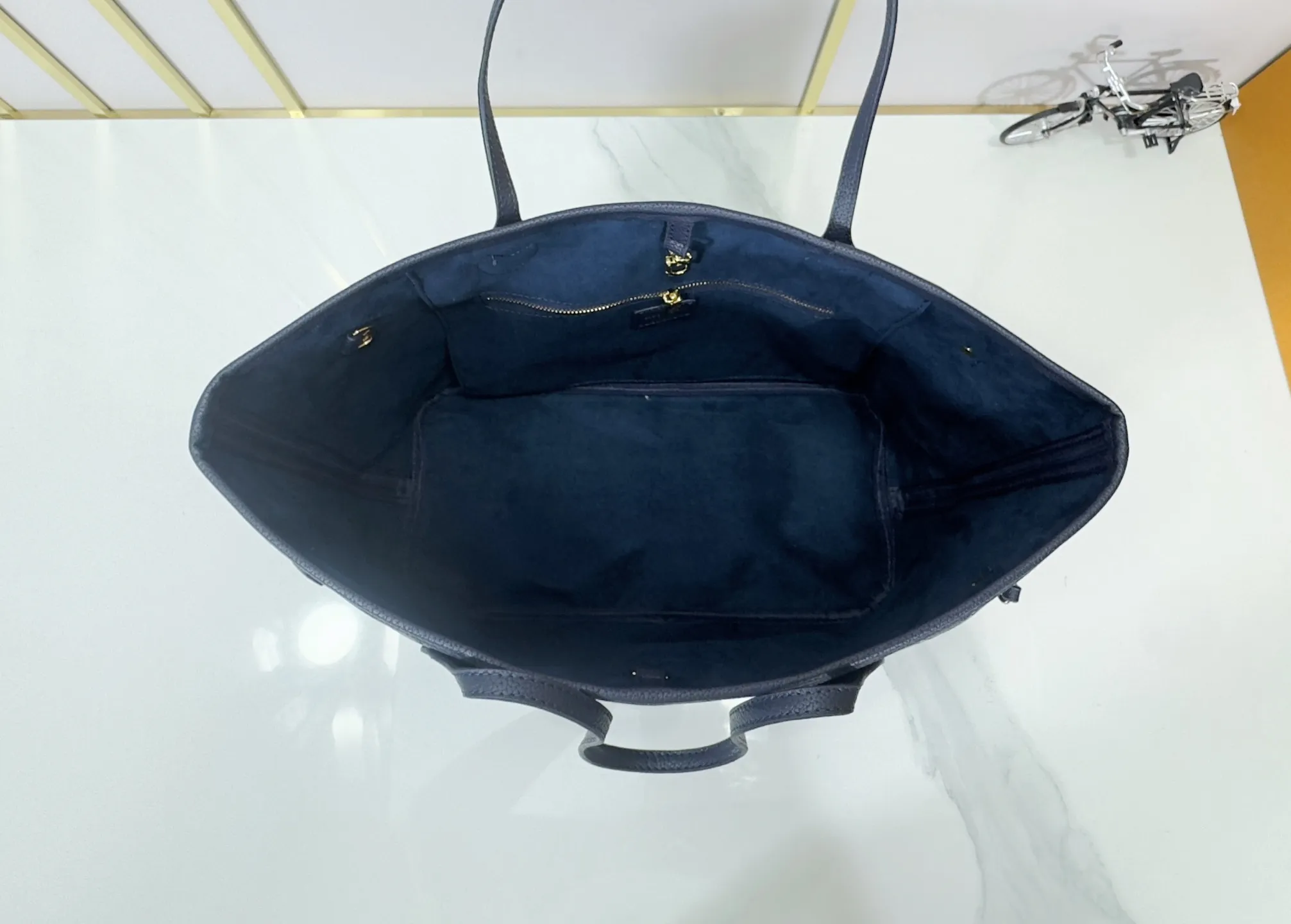 P220 Upgraded original M45686 M58907 M46329 M21579 M45685 M46676 M40995 This Neverfull medium handbag uses embossing and printing processes to depict the Monogram pattern on the cow leather. Tighten the side straps and the tote instantly transforms into an elegant urban handbag; the long handle makes it easy to carry over the shoulder or elbow. 31.0 x 28.0 x 14.0 cm (L x H x W) • Monogram Empreinte embossed cowhide leather • Grained cowhide leather trim • Microfiber lining • Metal hardware • Hook-and-loop fastening • Removable zipped interior pocket • Side straps • Handles: Double handle
