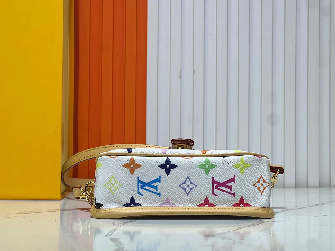 Batch 240💰Upgraded original M83566 M83300 M45985 baguette bag series new Diane handbag Diane satchel is made of Monogram Empreinte, made of the brand's iconic embossed leather. This versatile bag comes with a removable leather shoulder strap that can be worn over the shoulder or by hand, as well as a roomy removable jacquard crossbody bag with 'Louis Vuitton' printed strap. This versatile bag can be styled chic or sporty to match the overall style or mood. Dimensions: 19×10.5×6cm.
