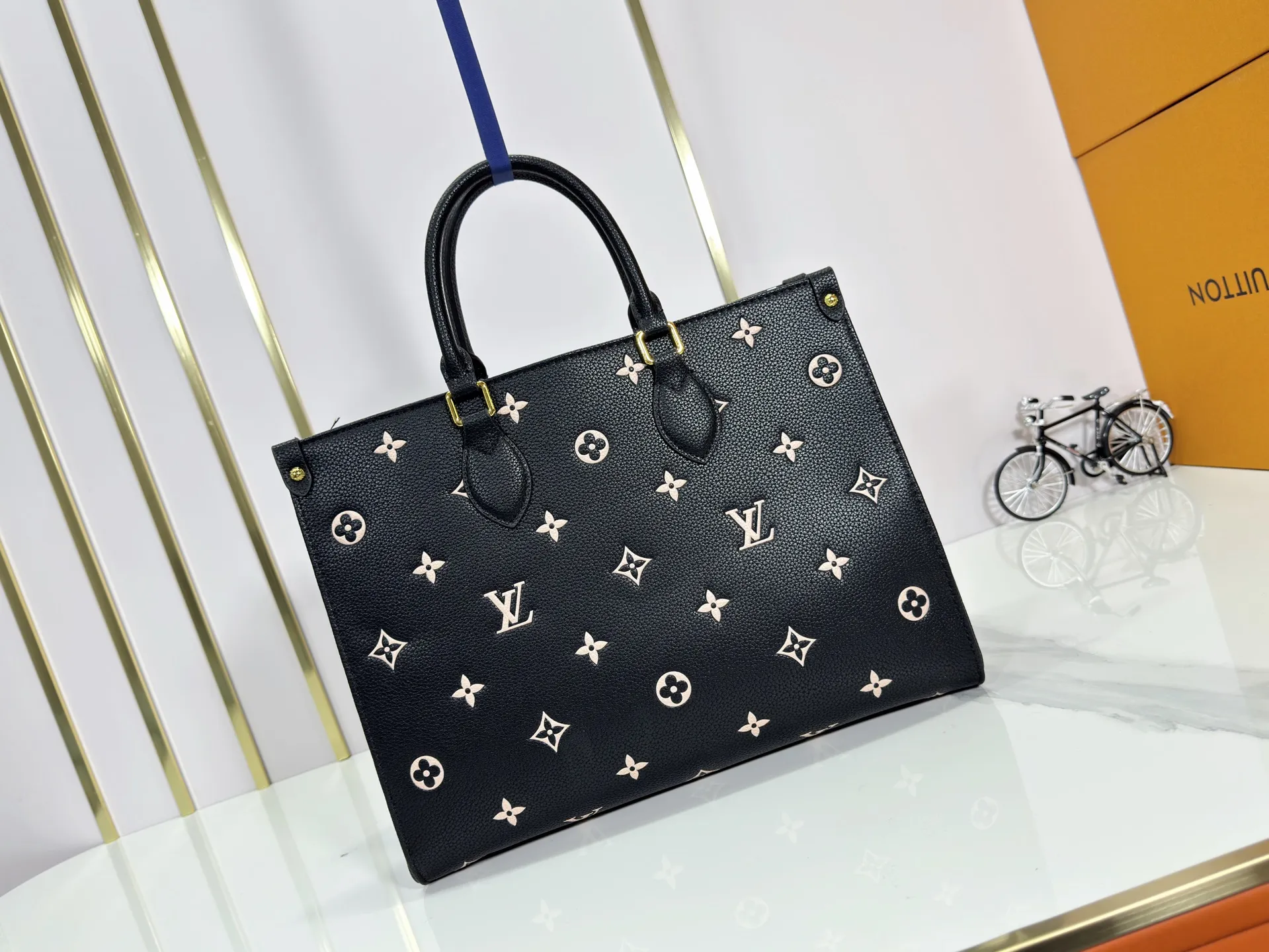 P260 upgrades the original M14403. This OnTheGo small handbag renews the brand's classic Monogram Empreinte leather, using the same tone to outline the pattern. The detachable metal chain accentuates the details, the striped fabric lining adds an elegant touch, and the detachable shoulder strap allows for shoulder or cross-body wear. 35.0 x 27.0 x 14 cm (length x height x width)