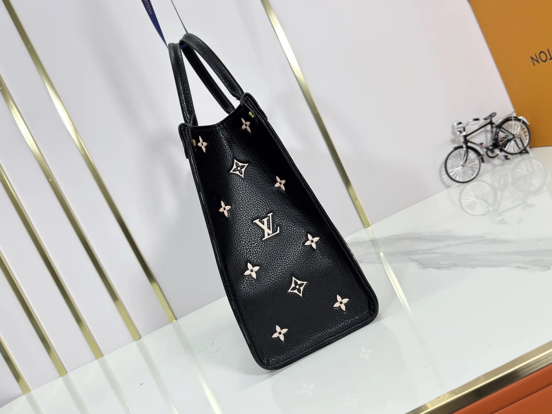 P260 upgrades the original M14403. This OnTheGo small handbag renews the brand's classic Monogram Empreinte leather, using the same tone to outline the pattern. The detachable metal chain accentuates the details, the striped fabric lining adds an elegant touch, and the detachable shoulder strap allows for shoulder or cross-body wear. 35.0 x 27.0 x 14 cm (length x height x width)