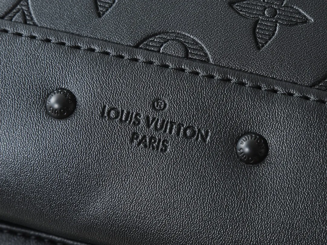 💰280💰Upgraded from the original M46107. This Racer shoulder bag exudes the elegance of Monogram Shadow leather. The soft and wear-resistant cow leather is subtly embossed with Louis Vuitton's classic Monogram pattern, and its compact size can accommodate daily travel needs. Dimensions: 24 x 42 x 12 cm (length x height x width)