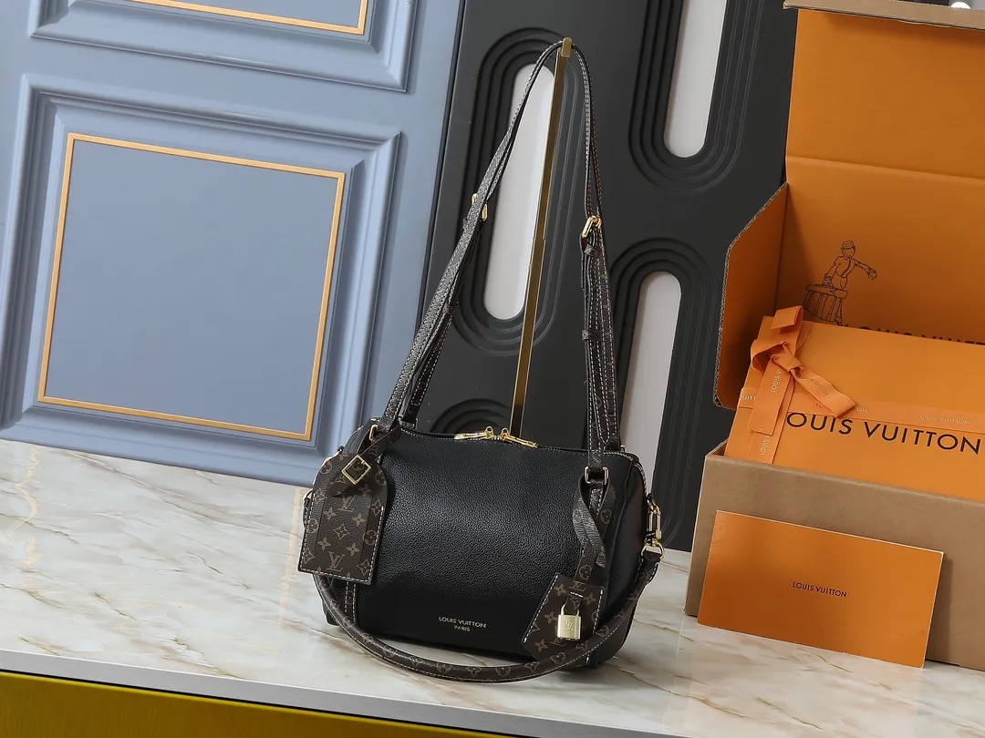 💰Large 140. Small 260💰Upgraded original M13668 M13667 2025 autumn and winter series, creative director Nicolas Ghesquière Taking us into a train station where "emotions meet", he was inspired by railway travel in the 19th century. The design incorporates classical and futuristic elements, presenting a series of shapes that combine elegance, practicality and elegant silhouettes, as well as various redesigned luggage and handbags, which perfectly interpret the "travel spirit" that most represents the brand's history. Small size: 25*15*18cm Large size: 40*20*25cm