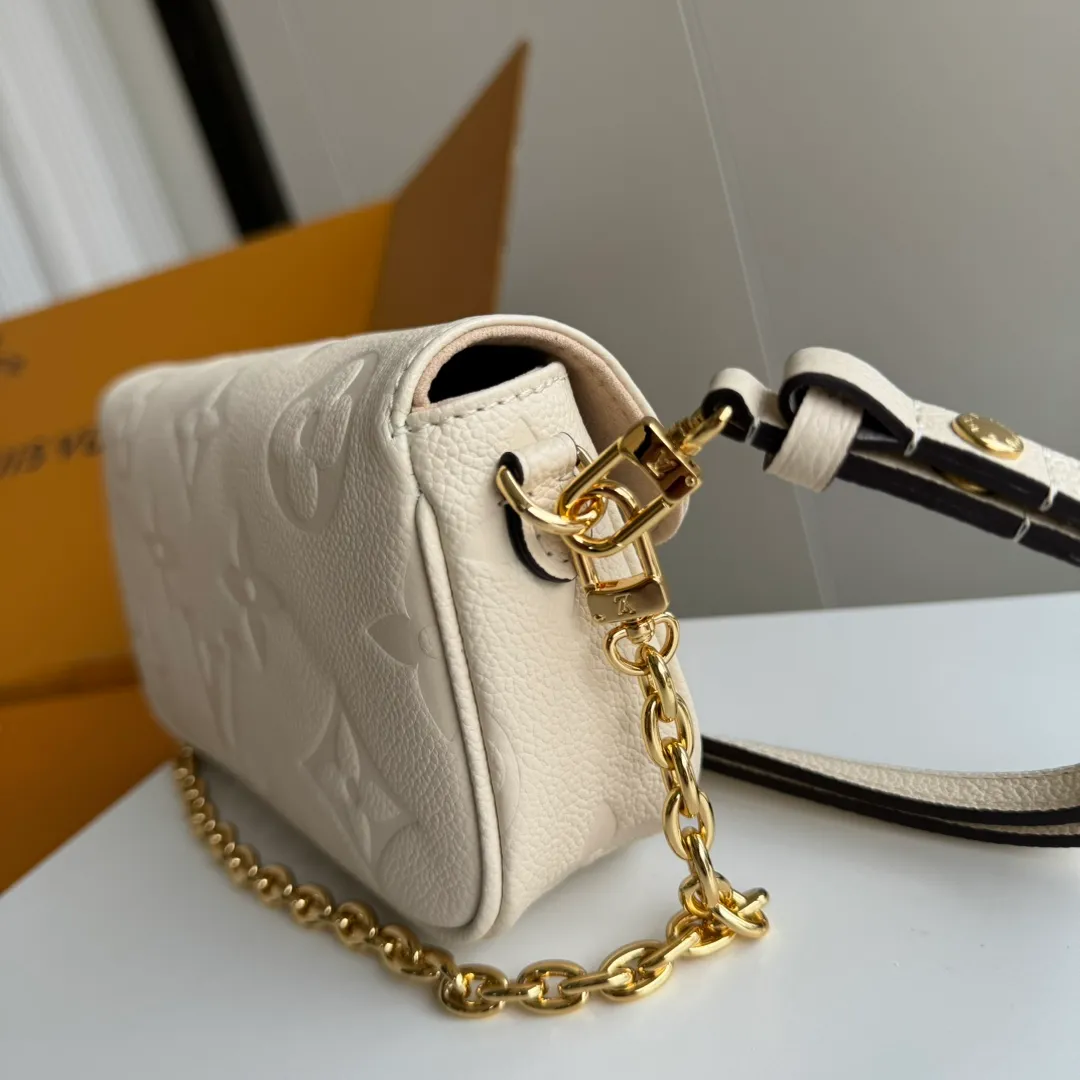 p1360 [Equipped with a full set of MB tax-free packaging] Special original order upgraded steel hardware physical photo WALLET ON CHAIN IVY handbag M82210 cream white M82154 black M82211 gray silk screen Wallet On Chain Ivy handbag is made of Monogram canvas Inspired by the Sac Recoleta handbag in the 2000s Card slots and zipper inner pockets can accommodate daily needs Chain and adjustable leather shoulder straps are detachable Available in long, short, and cross-body styles. Model: M82210 Cream White Size: 23.5*12*4.3cm
