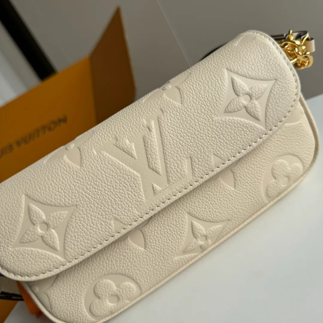 p1360 [Equipped with a full set of MB tax-free packaging] Special original order upgraded steel hardware physical photo WALLET ON CHAIN IVY handbag M82210 cream white M82154 black M82211 gray silk screen Wallet On Chain Ivy handbag is made of Monogram canvas Inspired by the Sac Recoleta handbag in the 2000s Card slots and zipper inner pockets can accommodate daily needs Chain and adjustable leather shoulder straps are detachable Available in long, short, and cross-body styles. Model: M82210 Cream White Size: 23.5*12*4.3cm