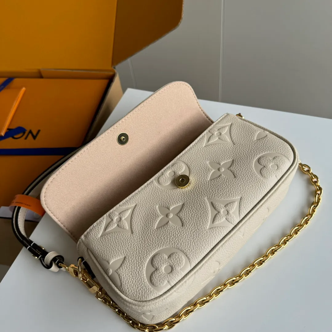 p1360 [Equipped with a full set of MB tax-free packaging] Special original order upgraded steel hardware physical photo WALLET ON CHAIN IVY handbag M82210 cream white M82154 black M82211 gray silk screen Wallet On Chain Ivy handbag is made of Monogram canvas Inspired by the Sac Recoleta handbag in the 2000s Card slots and zipper inner pockets can accommodate daily needs Chain and adjustable leather shoulder straps are detachable Available in long, short, and cross-body styles. Model: M82210 Cream White Size: 23.5*12*4.3cm