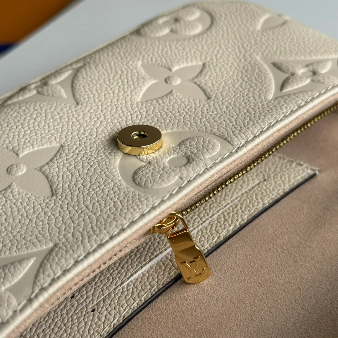 p1360 [Equipped with a full set of MB tax-free packaging] Special original order upgraded steel hardware physical photo WALLET ON CHAIN IVY handbag M82210 cream white M82154 black M82211 gray silk screen Wallet On Chain Ivy handbag is made of Monogram canvas Inspired by the Sac Recoleta handbag in the 2000s Card slots and zipper inner pockets can accommodate daily needs Chain and adjustable leather shoulder straps are detachable Available in long, short, and cross-body styles. Model: M82210 Cream White Size: 23.5*12*4.3cm