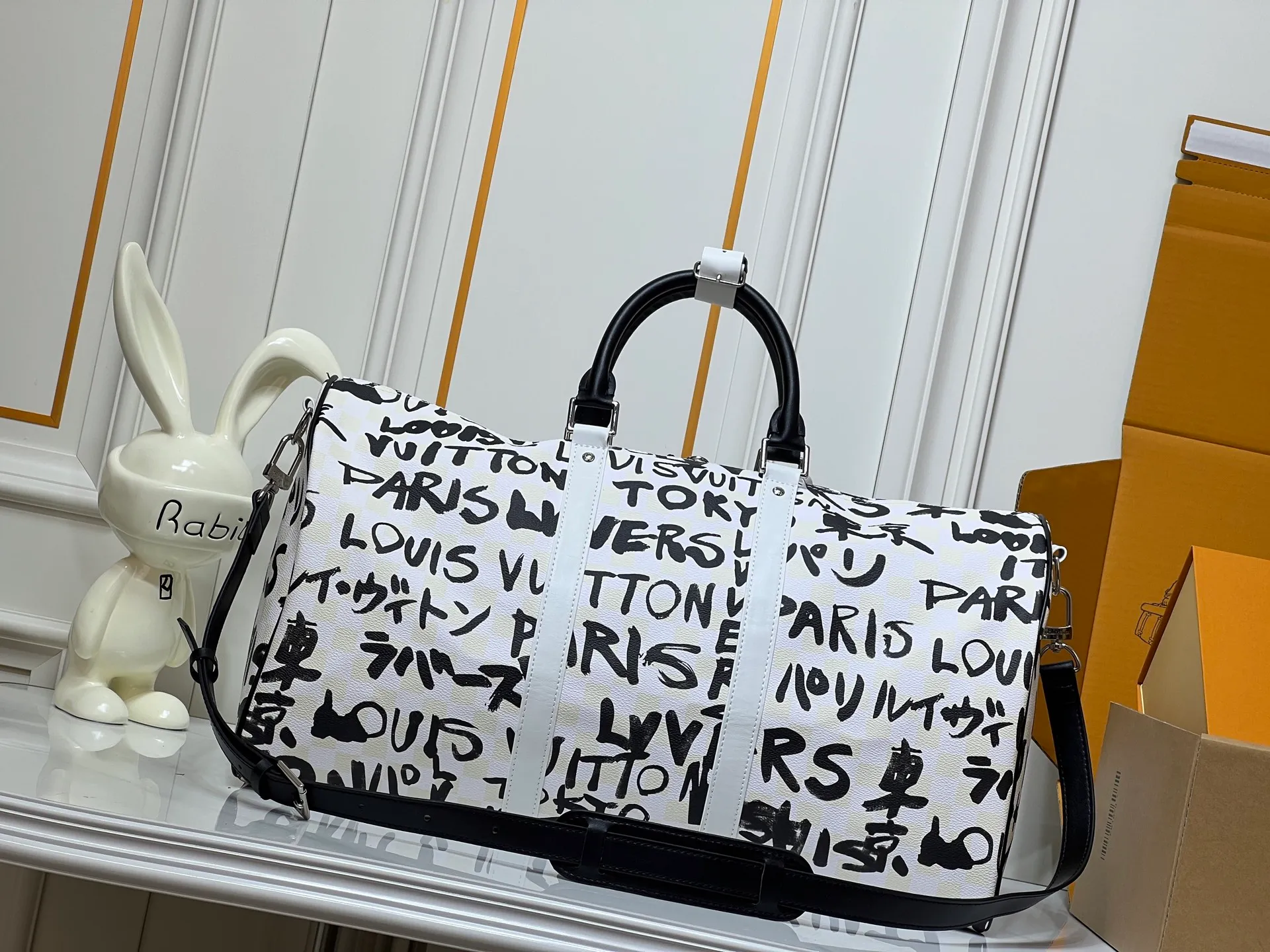 Batch 460💰M40804 M41416 This Keepall Bandouliere 50 travel bag is jointly created by Japanese designers Nigo and Pharrell Wiliems. It is laid out with elegant plaid pattern on cow leather, and the eye-catching style is expressed in French and Japanese. The cotton interior pattern bears witness to Nigo's artistic vision, and the detachable LV Dynasty nameplate highlights the brand's identity. Size: 50x29x23 cm
