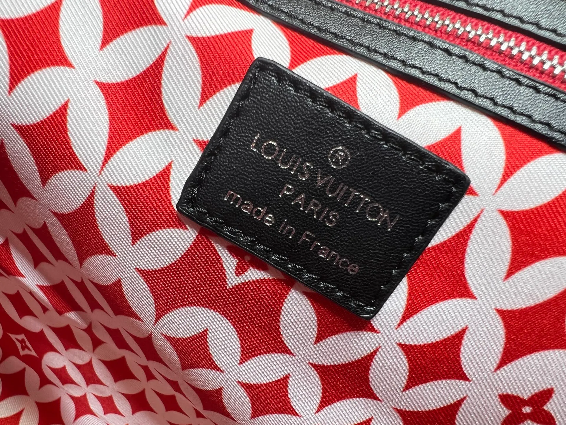 Batch 460💰M40804 M41416 This Keepall Bandouliere 50 travel bag is jointly created by Japanese designers Nigo and Pharrell Wiliems. It is laid out with elegant plaid pattern on cow leather, and the eye-catching style is expressed in French and Japanese. The cotton interior pattern bears witness to Nigo's artistic vision, and the detachable LV Dynasty nameplate highlights the brand's identity. Size: 50x29x23 cm