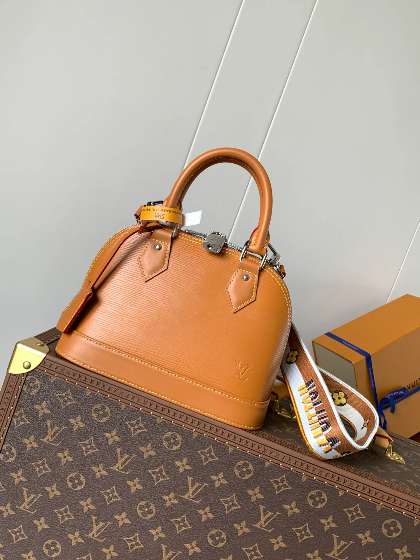 💰1240 (top layer leather) top original order, transcoding chip M59217 black M57540 caramel color M58706 off-white M22620 pink top original order This Alma BB handbag uses colorful Epi leather to present one of Louis Vuitton's iconic designs, and the jacquard shoulder strap is decorated with Louis Vuitton logo embroidery and Monogram on both sides. Flower clusters, with delicate stitching edges, bring the visual focus with dynamic new ideas. Dimensions: 23.5 x 17.5 x 11.5 cm (L x H x W) • Epi grained cowhide leather • Epi leather trim • Microfiber lining • Metal hardware • Double zip closure • Padlock • Key holder • Internal patch pocket • Metal base stud • Shoulder strap: removable, not adjustable • Half-length strap: 50.0 cm • Handle: Double handle