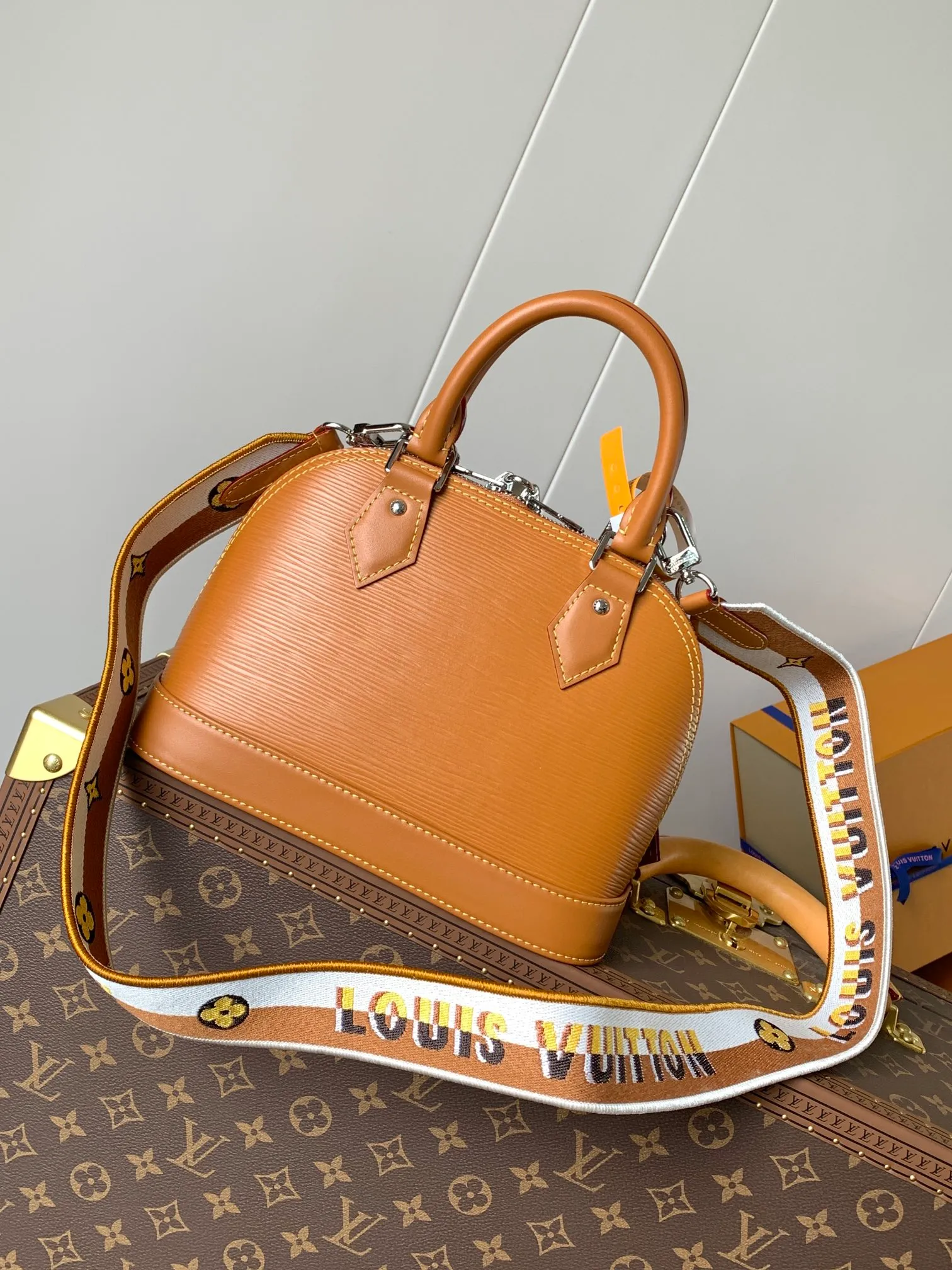 💰1240 (top layer leather) top original order, transcoding chip M59217 black M57540 caramel color M58706 off-white M22620 pink top original order This Alma BB handbag uses colorful Epi leather to present one of Louis Vuitton's iconic designs, and the jacquard shoulder strap is decorated with Louis Vuitton logo embroidery and Monogram on both sides. Flower clusters, with delicate stitching edges, bring the visual focus with dynamic new ideas. Dimensions: 23.5 x 17.5 x 11.5 cm (L x H x W) • Epi grained cowhide leather • Epi leather trim • Microfiber lining • Metal hardware • Double zip closure • Padlock • Key holder • Internal patch pocket • Metal base stud • Shoulder strap: removable, not adjustable • Half-length strap: 50.0 cm • Handle: Double handle