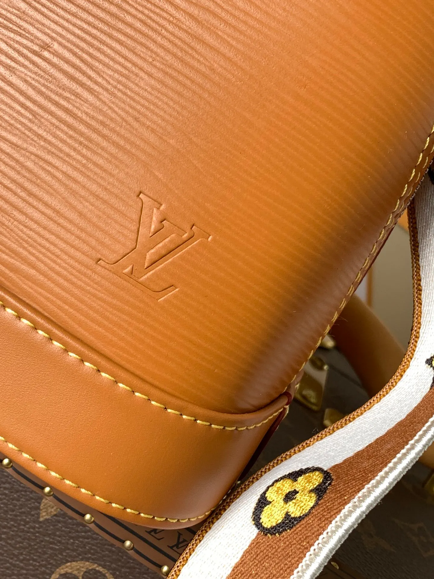 💰1240 (top layer leather) top original order, transcoding chip M59217 black M57540 caramel color M58706 off-white M22620 pink top original order This Alma BB handbag uses colorful Epi leather to present one of Louis Vuitton's iconic designs, and the jacquard shoulder strap is decorated with Louis Vuitton logo embroidery and Monogram on both sides. Flower clusters, with delicate stitching edges, bring the visual focus with dynamic new ideas. Dimensions: 23.5 x 17.5 x 11.5 cm (L x H x W) • Epi grained cowhide leather • Epi leather trim • Microfiber lining • Metal hardware • Double zip closure • Padlock • Key holder • Internal patch pocket • Metal base stud • Shoulder strap: removable, not adjustable • Half-length strap: 50.0 cm • Handle: Double handle