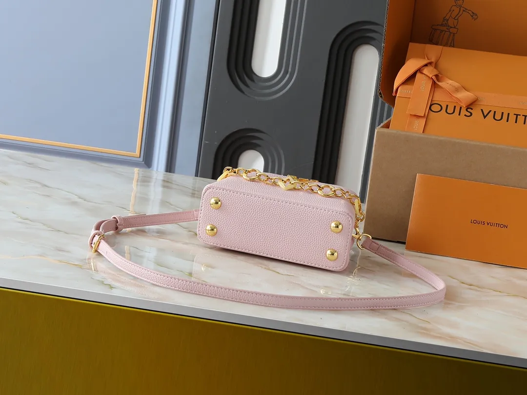 💰420💰Guangzhou goods Upgraded original M14381 M14970 M14393 M14972 M14971 This Capucines series is named after the Paris street where Louis Vuitton first opened its store in 1854. This time it is added to the Harmony series through a mini version design. Taurillon cow leather creates a classic structure, and the decorative chain gives the Monogram floral jewelry texture. There is plenty of space to store daily necessities such as a short wallet, keys, and lipstick. Dimensions: 21.0 x 14.0 x 8.0 cm (length x height x width)