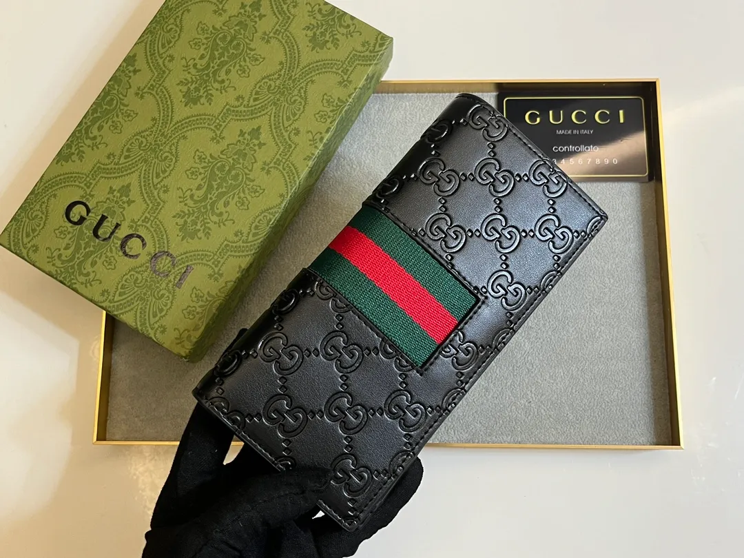 💰140 💎Upgraded from the original version 🇮🇹 This suit wallet is made of GG PVC leather with calf leather and Supreme high-grade artificial canvas, with brand red and blue webbing stripes. Size: 19x10 Model: 408836