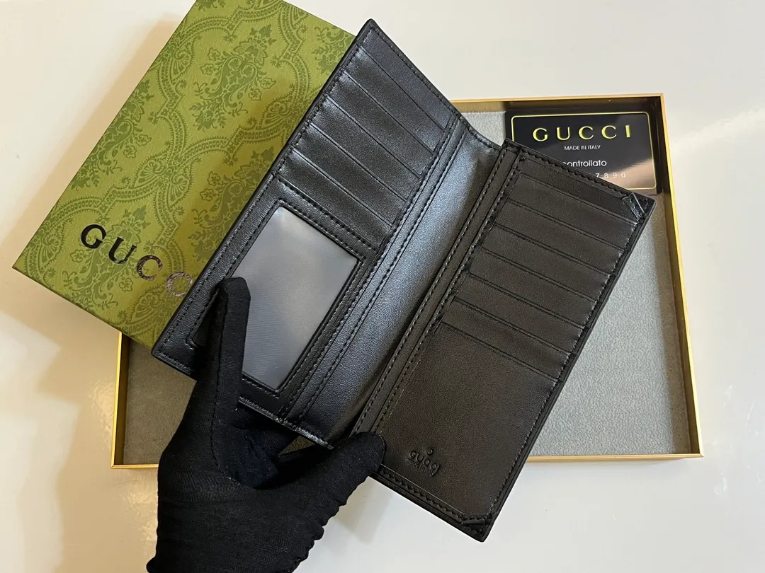 💰140 💎Upgraded from the original version 🇮🇹 This suit wallet is made of GG PVC leather with calf leather and Supreme high-grade artificial canvas, with brand red and blue webbing stripes. Size: 19x10 Model: 408836