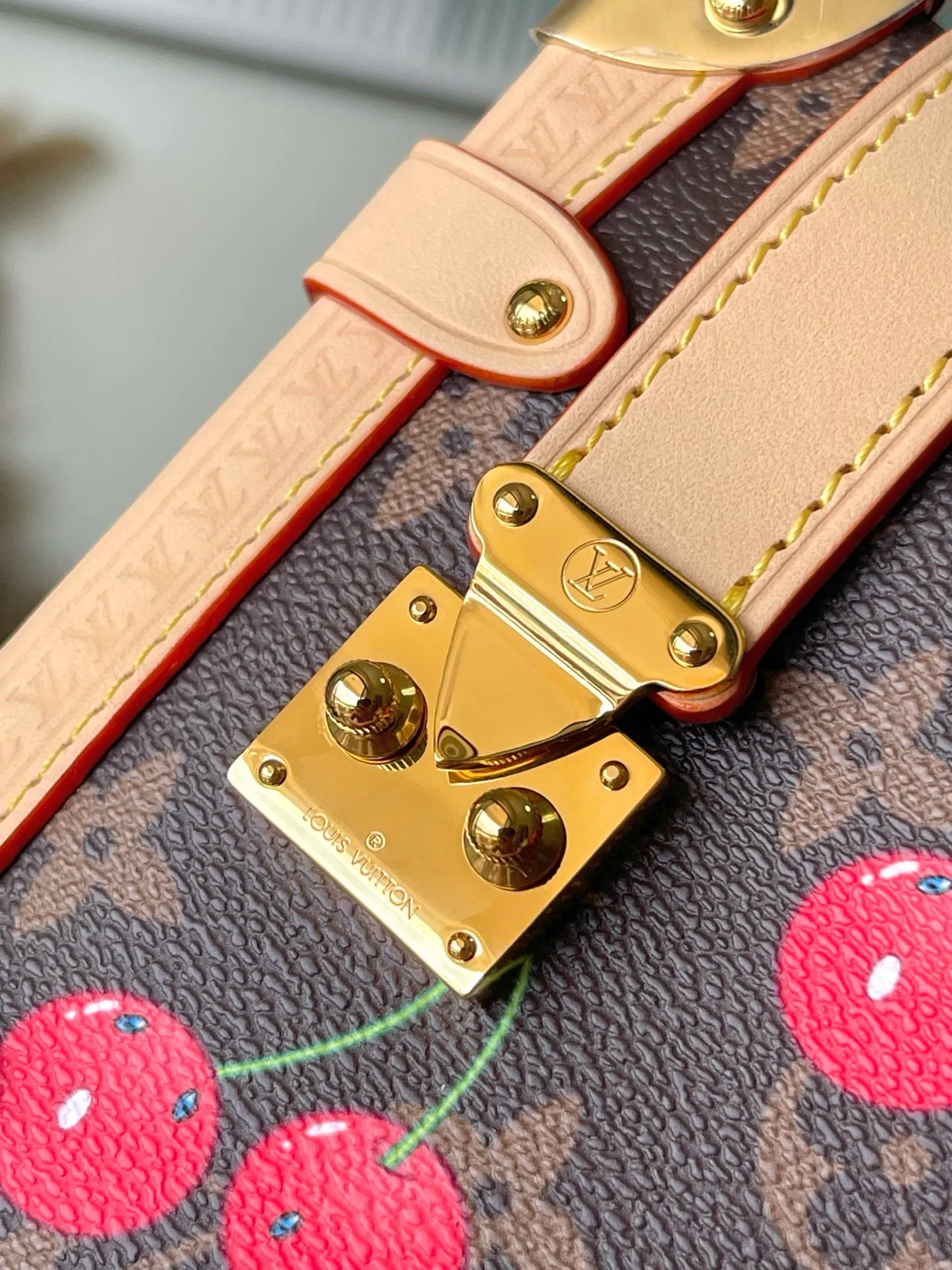 💰1240 (Steel Hardware) Top Original Order M14278 This Side Trunk medium handbag is full of the liveliness and interest of the Louis Vuitton × Murakami replica series. It incorporates a sweet cherry pattern into the classic Monogram coated canvas to reproduce the distinctive visual aesthetics of the Japanese artist. Calf leather trim outlines the bag, and riveted corners and S-lock buckles pay tribute to the brand's travel heritage. Dimensions: 23.5 × 16 × 8.5 cm