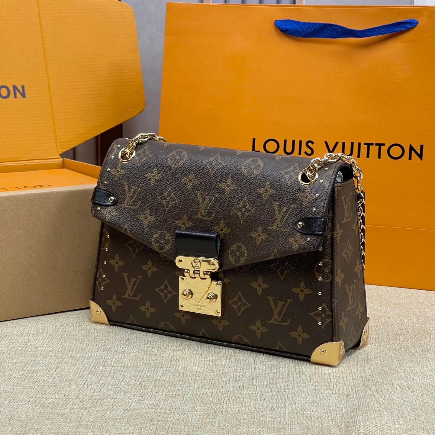 [Upgraded version] P560 counter show new style·Upgraded version·High quality·With gift box🎁Packaging😘Model M14526 This handbag is made of Monogram canvas, and the dazzling chain is embellished with Monogram flowers, lighting up day and night occasions with a trendy look. The square iron angle hardware and chain ⛓️shoulder strap opening and closing complement each other, and the zippered inner pocket is convenient for daily access to credit cards. Size: 26*16*7