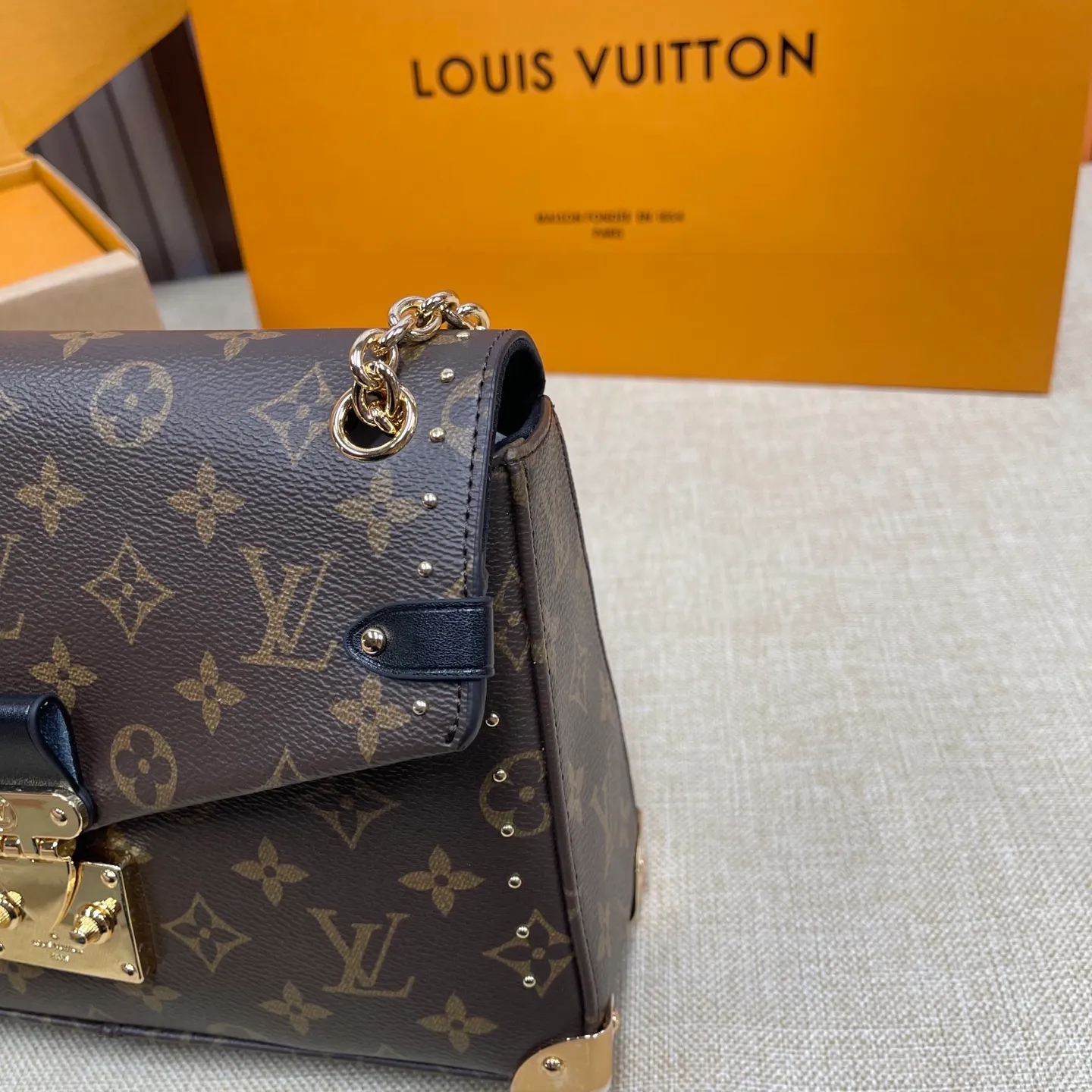 [Upgraded version] P560 counter show new style·Upgraded version·High quality·With gift box🎁Packaging😘Model M14526 This handbag is made of Monogram canvas, and the dazzling chain is embellished with Monogram flowers, lighting up day and night occasions with a trendy look. The square iron angle hardware and chain ⛓️shoulder strap opening and closing complement each other, and the zippered inner pocket is convenient for daily access to credit cards. Size: 26*16*7