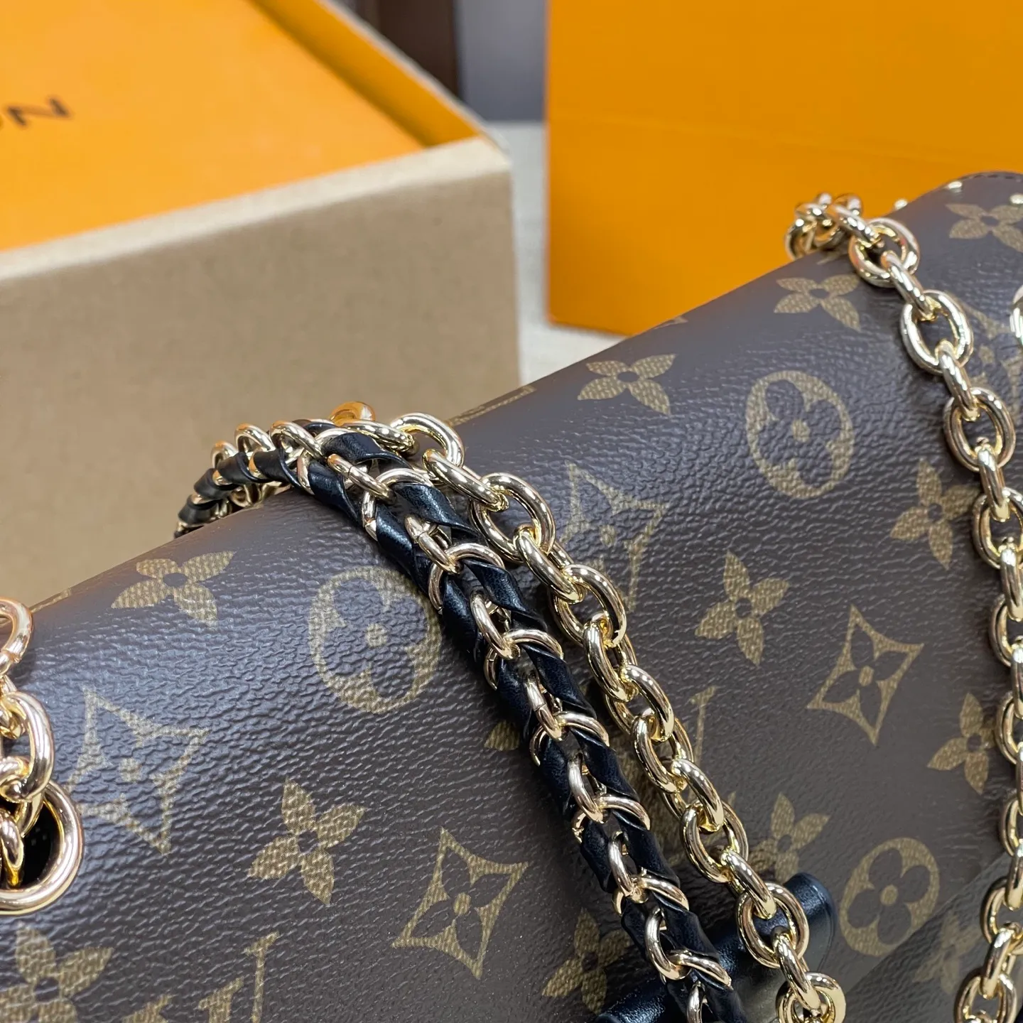 [Upgraded version] P560 counter show new style·Upgraded version·High quality·With gift box🎁Packaging😘Model M14526 This handbag is made of Monogram canvas, and the dazzling chain is embellished with Monogram flowers, lighting up day and night occasions with a trendy look. The square iron angle hardware and chain ⛓️shoulder strap opening and closing complement each other, and the zippered inner pocket is convenient for daily access to credit cards. Size: 26*16*7