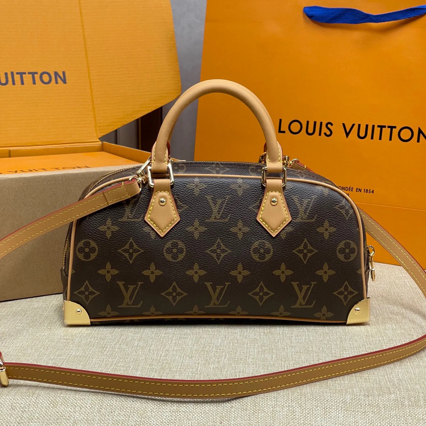 [Upgraded version] P560 counter show new style·Upgraded version·High quality·With gift box🎁Packaging😘Model M14526 This handbag is made of Monogram canvas, and the dazzling chain is embellished with Monogram flowers, lighting up day and night occasions with a trendy look. The square iron angle hardware and chain ⛓️shoulder strap opening and closing complement each other, and the zippered inner pocket is convenient for daily access to credit cards. Size: 26*16*7