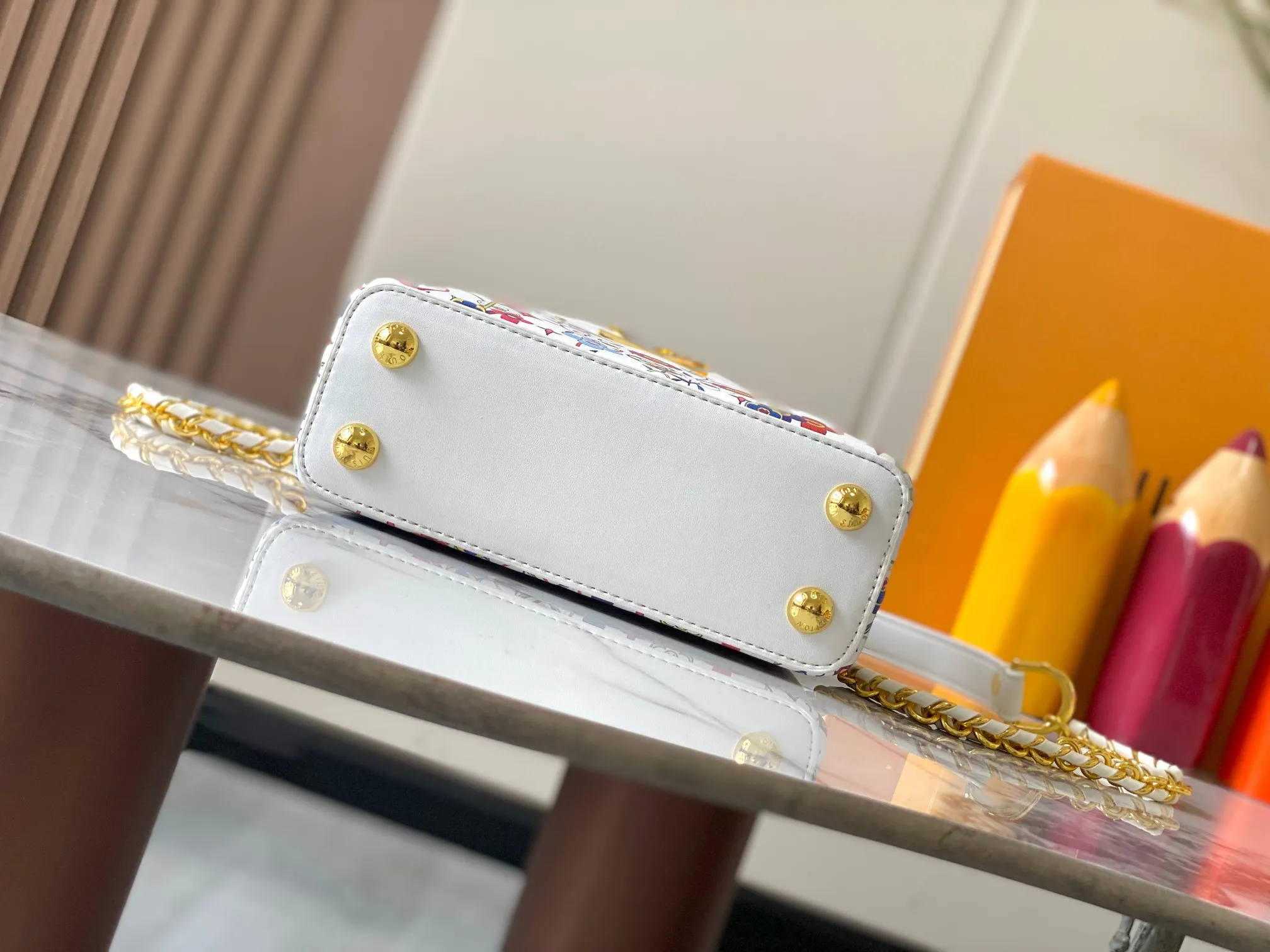 Top Original P440 Guangzhou Goods 🇫🇷M13246 Graffiti The luxurious Taurillon leather of this Capucines mini handbag looks great in soft beige. The flap is brown cherry leather. The same goes for the elegant top handle. The flaps can be tucked inside to feature the LV signature, or they can be exposed outwards to reveal a simple Monogram Blossom. A wide, removable shoulder strap provides carrying options. Size: 21*14*8 cm