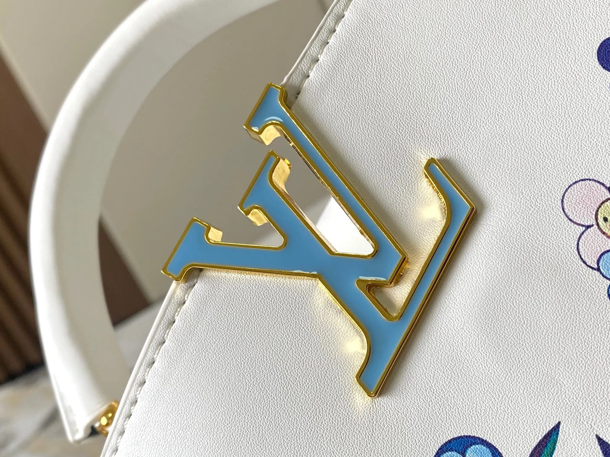 Top Original P440 Guangzhou Goods 🇫🇷M13246 Graffiti The luxurious Taurillon leather of this Capucines mini handbag looks great in soft beige. The flap is brown cherry leather. The same goes for the elegant top handle. The flaps can be tucked inside to feature the LV signature, or they can be exposed outwards to reveal a simple Monogram Blossom. A wide, removable shoulder strap provides carrying options. Size: 21*14*8 cm