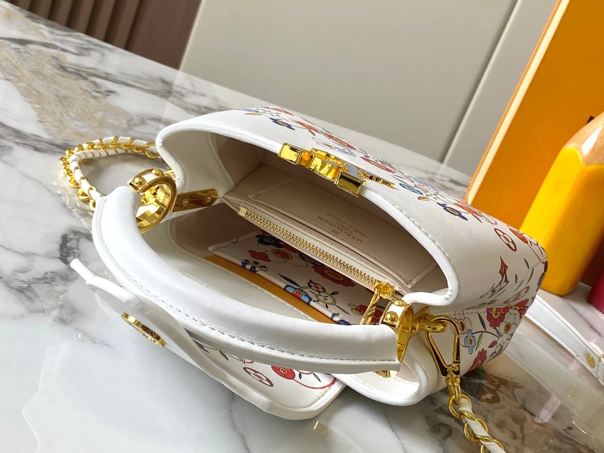 Top Original P440 Guangzhou Goods 🇫🇷M13246 Graffiti The luxurious Taurillon leather of this Capucines mini handbag looks great in soft beige. The flap is brown cherry leather. The same goes for the elegant top handle. The flaps can be tucked inside to feature the LV signature, or they can be exposed outwards to reveal a simple Monogram Blossom. A wide, removable shoulder strap provides carrying options. Size: 21*14*8 cm
