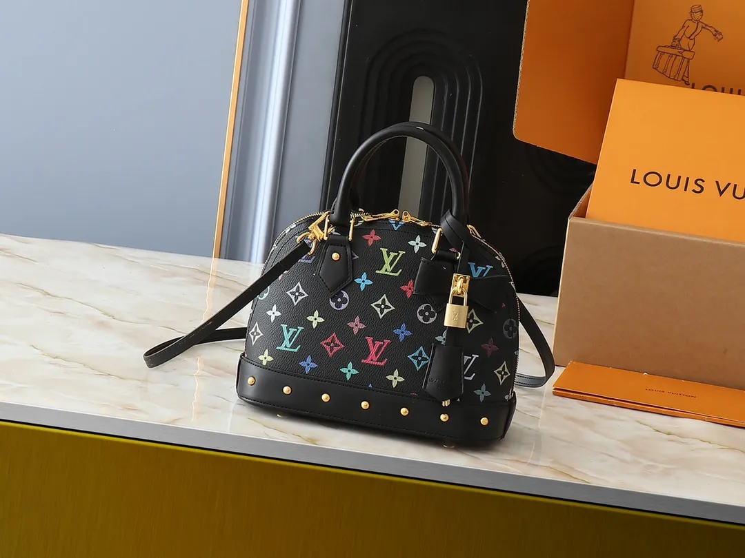 💰300💰Upgraded from the original M13078 M53152. This Alma BB handbag exudes the cheerful style of the Louis Vuitton x Murakami collaboration series, cleverly recalling the Art Deco design of the 1930s. Monogram coated canvas renders Murakami's playful tones, while classic calfskin touches the Toron handle, base, detachable shoulder strap and LV x TM key holder. 17.5 x 11.5 x 23.5 cm (height x width x length)