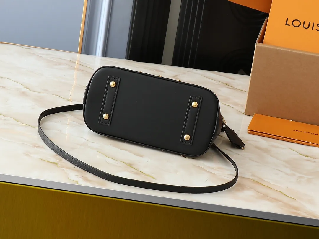 💰300💰Upgraded from the original M13078 M53152. This Alma BB handbag exudes the cheerful style of the Louis Vuitton x Murakami collaboration series, cleverly recalling the Art Deco design of the 1930s. Monogram coated canvas renders Murakami's playful tones, while classic calfskin touches the Toron handle, base, detachable shoulder strap and LV x TM key holder. 17.5 x 11.5 x 23.5 cm (height x width x length)