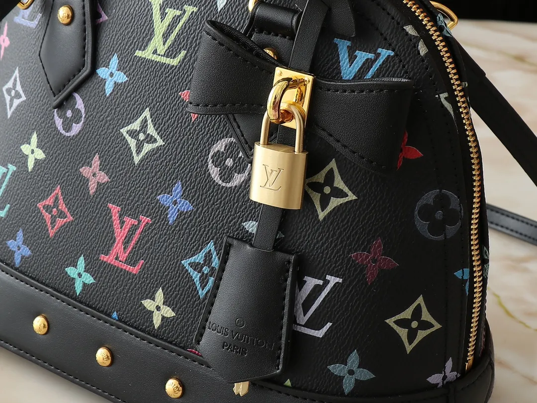 💰300💰Upgraded from the original M13078 M53152. This Alma BB handbag exudes the cheerful style of the Louis Vuitton x Murakami collaboration series, cleverly recalling the Art Deco design of the 1930s. Monogram coated canvas renders Murakami's playful tones, while classic calfskin touches the Toron handle, base, detachable shoulder strap and LV x TM key holder. 17.5 x 11.5 x 23.5 cm (height x width x length)